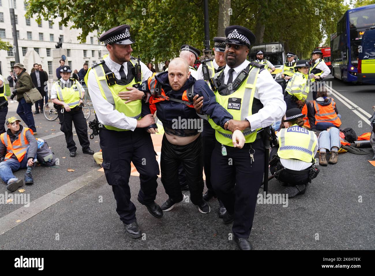 Polizeibeamte verhaften einen Protestierenden von Just Stop Oil vor dem New Scotland Yard in London. Bilddatum: Freitag, 14. Oktober 2022. Stockfoto