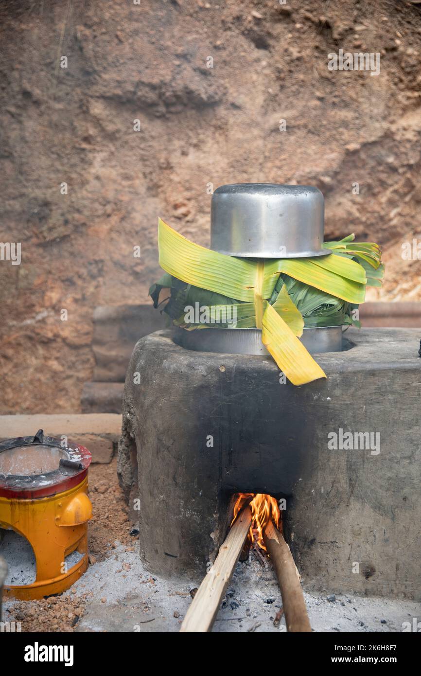 Brennstoff-effiziente Öfen, wie sie hier im Kasese District, Uganda, zu sehen sind, verbrauchen weniger Brennholz und sind gesünder, weil sie weniger Rauch erzeugen. Stockfoto