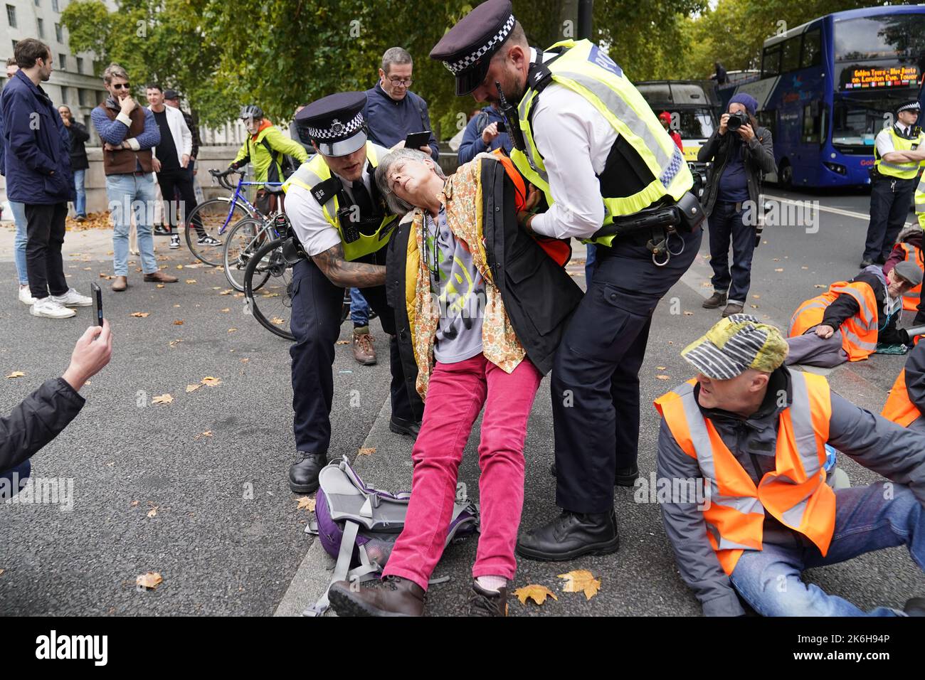 Polizeibeamte verhaften einen Protestierenden von Just Stop Oil vor dem New Scotland Yard in London. Bilddatum: Freitag, 14. Oktober 2022. Stockfoto