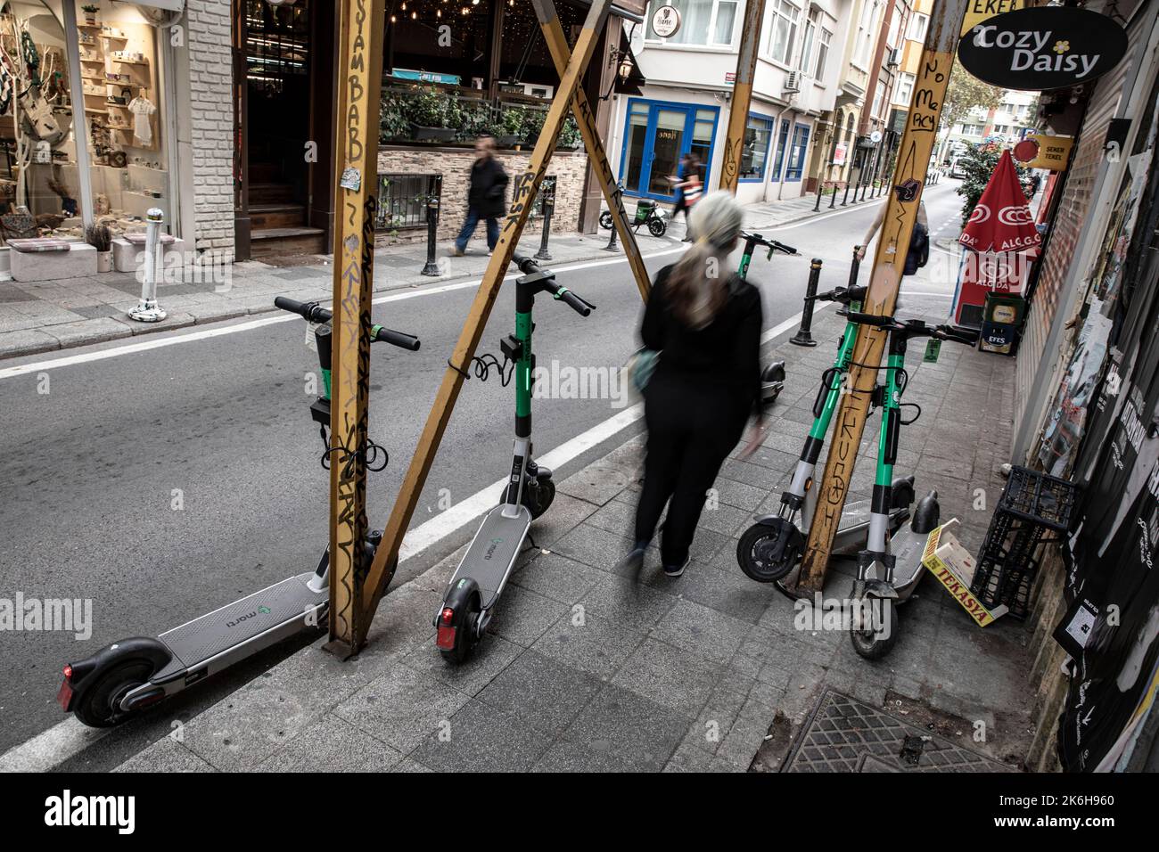 Istanbul, Türkei. 14. Oktober 2022. Motorroller, die entlang der Straßen in Istanbul Kadikoy geparkt wurden. Elektroroller, die mit Handy-Anwendungen verwendet werden, sind in den letzten Jahren sehr beliebt geworden, um in der Stadt zu pendeln, aber sie werden oft unregelmäßig an den Straßenrändern und auf den Straßen von Istanbul geparkt, was Fußgängern das Gehen erschwert. Kredit: SOPA Images Limited/Alamy Live Nachrichten Stockfoto
