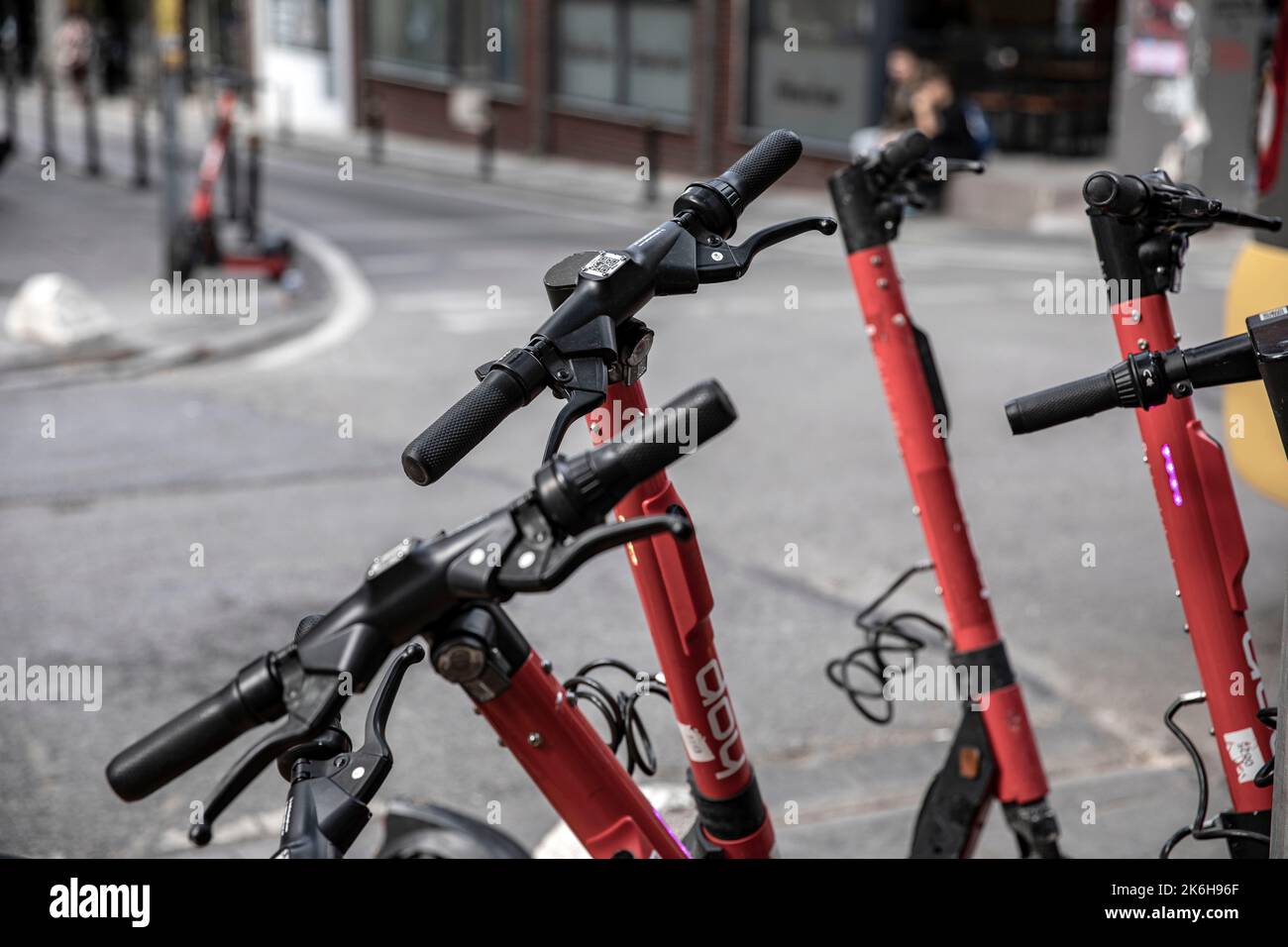 Istanbul, Türkei. 14. Oktober 2022. Motorroller, die entlang der Straßen in Istanbul Kadikoy geparkt wurden. Elektroroller, die mit Handy-Anwendungen verwendet werden, sind in den letzten Jahren sehr beliebt geworden, um in der Stadt zu pendeln, aber sie werden oft unregelmäßig an den Straßenrändern und auf den Straßen von Istanbul geparkt, was Fußgängern das Gehen erschwert. Kredit: SOPA Images Limited/Alamy Live Nachrichten Stockfoto