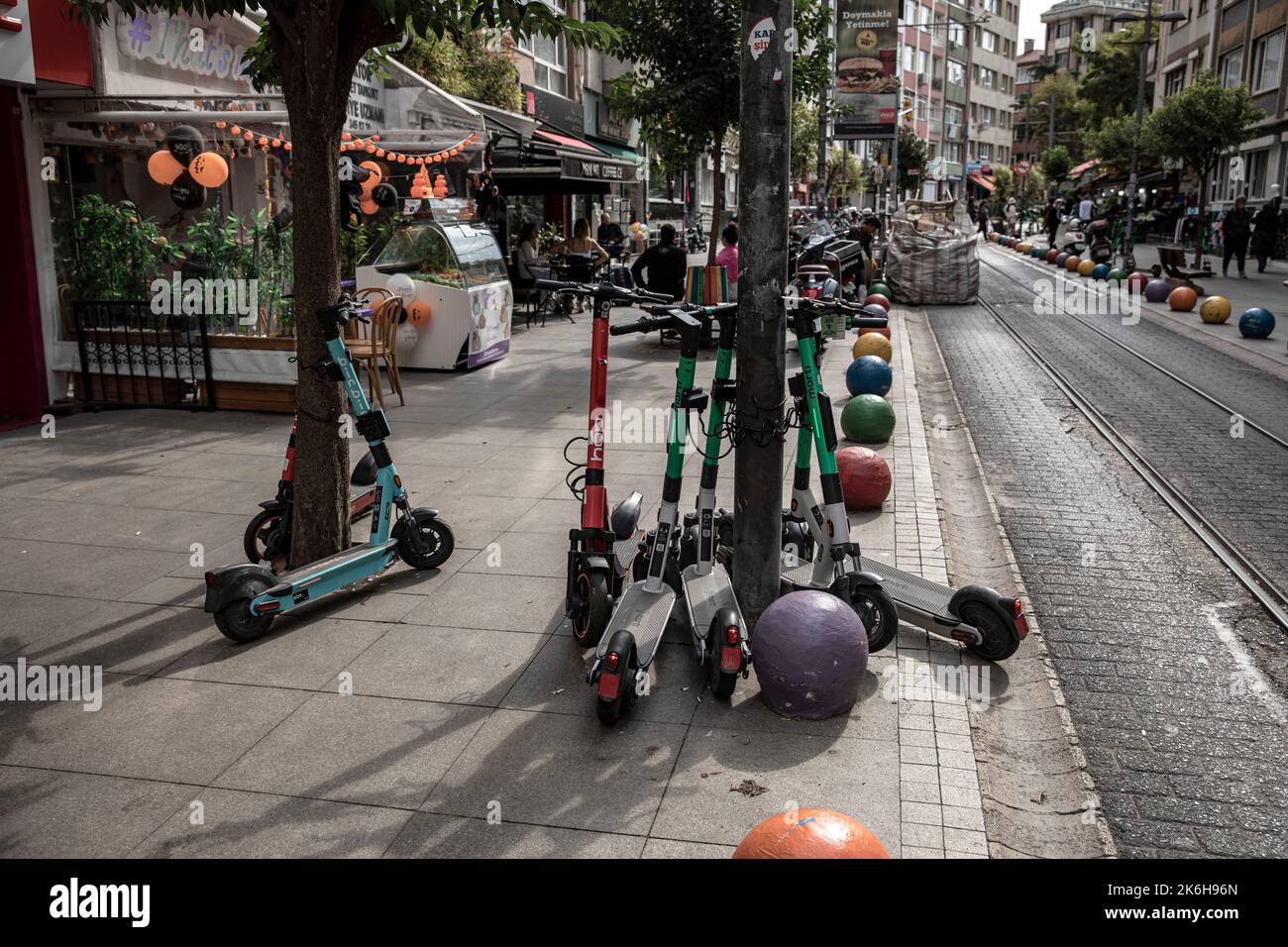Istanbul, Türkei. 14. Oktober 2022. Motorroller, die entlang der Straßen in Istanbul Kadikoy geparkt wurden. Elektroroller, die mit Handy-Anwendungen verwendet werden, sind in den letzten Jahren sehr beliebt geworden, um in der Stadt zu pendeln, aber sie werden oft unregelmäßig an den Straßenrändern und auf den Straßen von Istanbul geparkt, was Fußgängern das Gehen erschwert. Kredit: SOPA Images Limited/Alamy Live Nachrichten Stockfoto