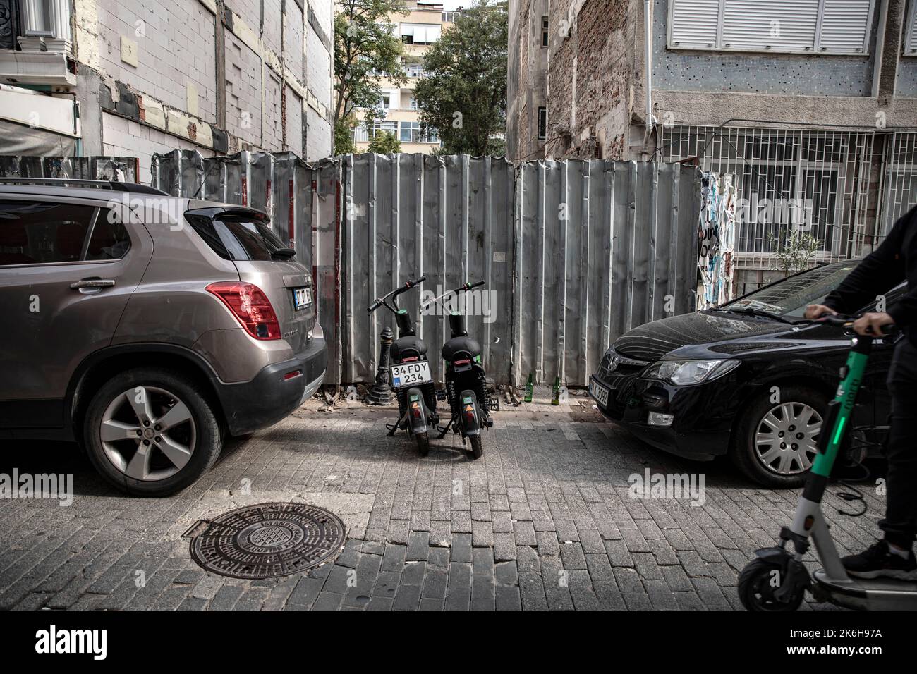 Istanbul, Türkei. 14. Oktober 2022. Motorroller, die entlang der Straßen in Istanbul Kadikoy geparkt wurden. Elektroroller, die mit Handy-Anwendungen verwendet werden, sind in den letzten Jahren sehr beliebt geworden, um in der Stadt zu pendeln, aber sie werden oft unregelmäßig an den Straßenrändern und auf den Straßen von Istanbul geparkt, was Fußgängern das Gehen erschwert. Kredit: SOPA Images Limited/Alamy Live Nachrichten Stockfoto