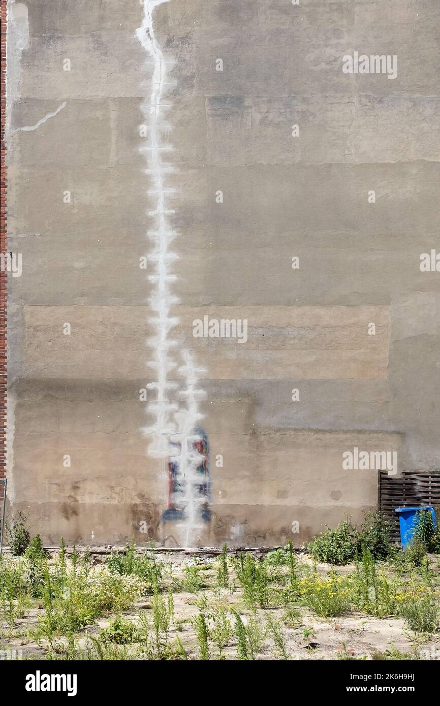 Verfaulter Riss in der Wand eines hohen Hauses kollabiert mit dem Versuch zu reparieren Stockfoto
