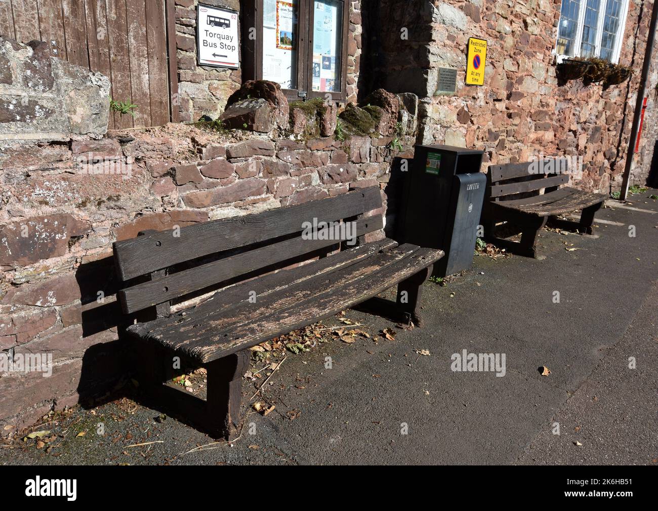 Sehr alte Holzbänke Stockfoto