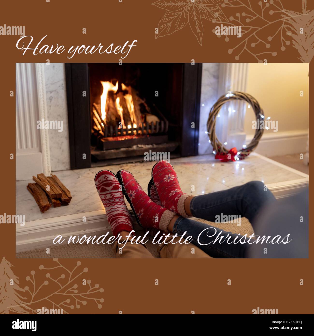 Komposition eines wunderbaren weihnachtstextes über Socken am Kamin Stockfoto