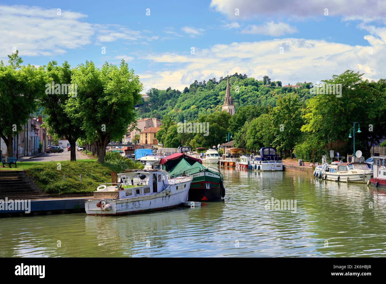 Moissac (Südwestfrankreich): Lastkähne im Flusshafen am Canal lateral a la Garonne Stockfoto