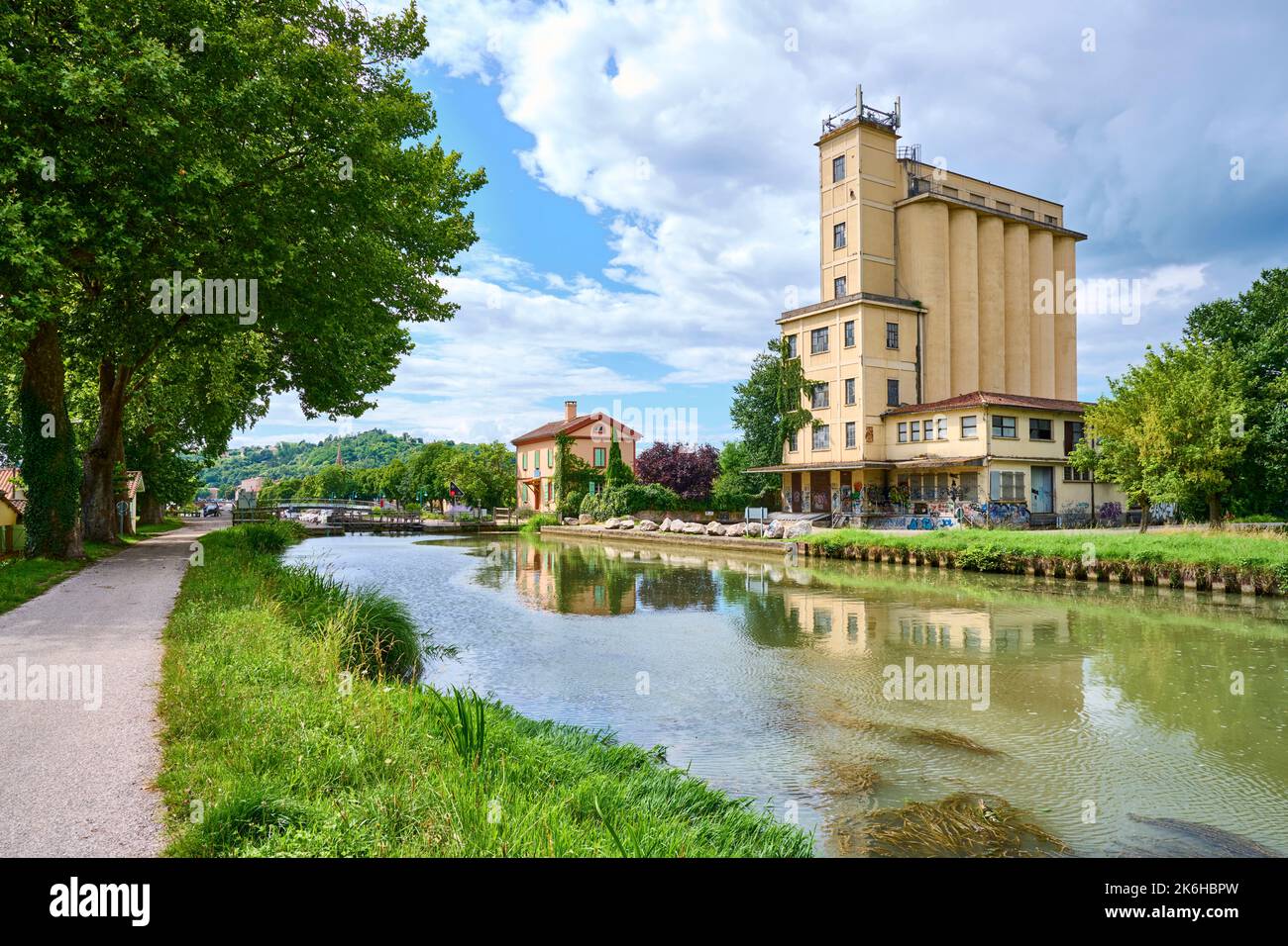 Canal Lateral a la Garonne in Moissac (Südwestfrankreich): Industriegebäude und Getreidesilo, industrielles Erbe entlang des Kanals, Pfad, Fahrrad lan Stockfoto