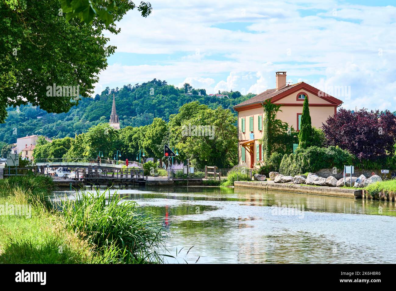 Canal Lateral a la Garonne in Moissac (Südwestfrankreich): Schleusenwärterhaus am Kanal Stockfoto