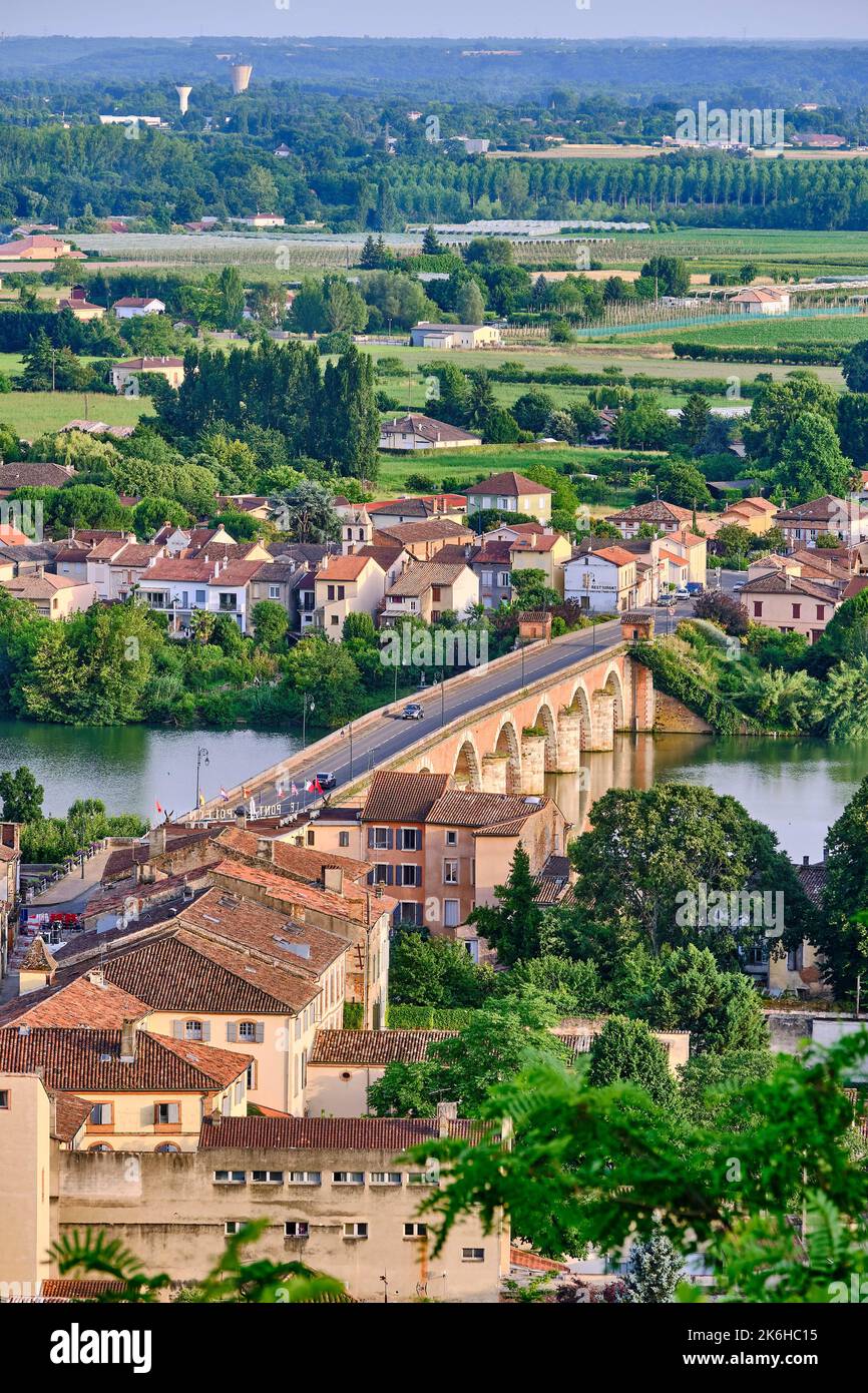 Moissac (Südwestfrankreich): Überblick über den tarn und die Ufer des Flusses Tarn, Rastplatz für Boote und Lastkähne und Haltepunkt des Th Stockfoto