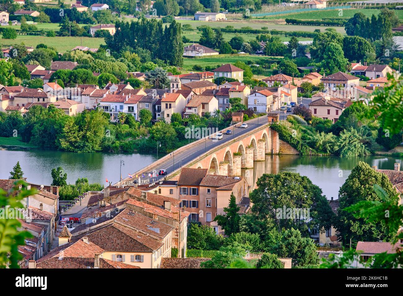 Moissac (Südwestfrankreich): Überblick über die Stadt und die Ufer des Flusses Tarn, Rastplatz für Boote und Lastkähne und Haltepunkt der Wa Stockfoto