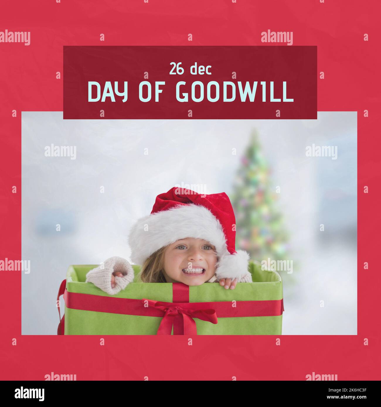 Quadratisches Bild eines weißhäutigen Mädchens mit weihnachtsmannmütze und Tag der guten Willensnachricht Stockfoto
