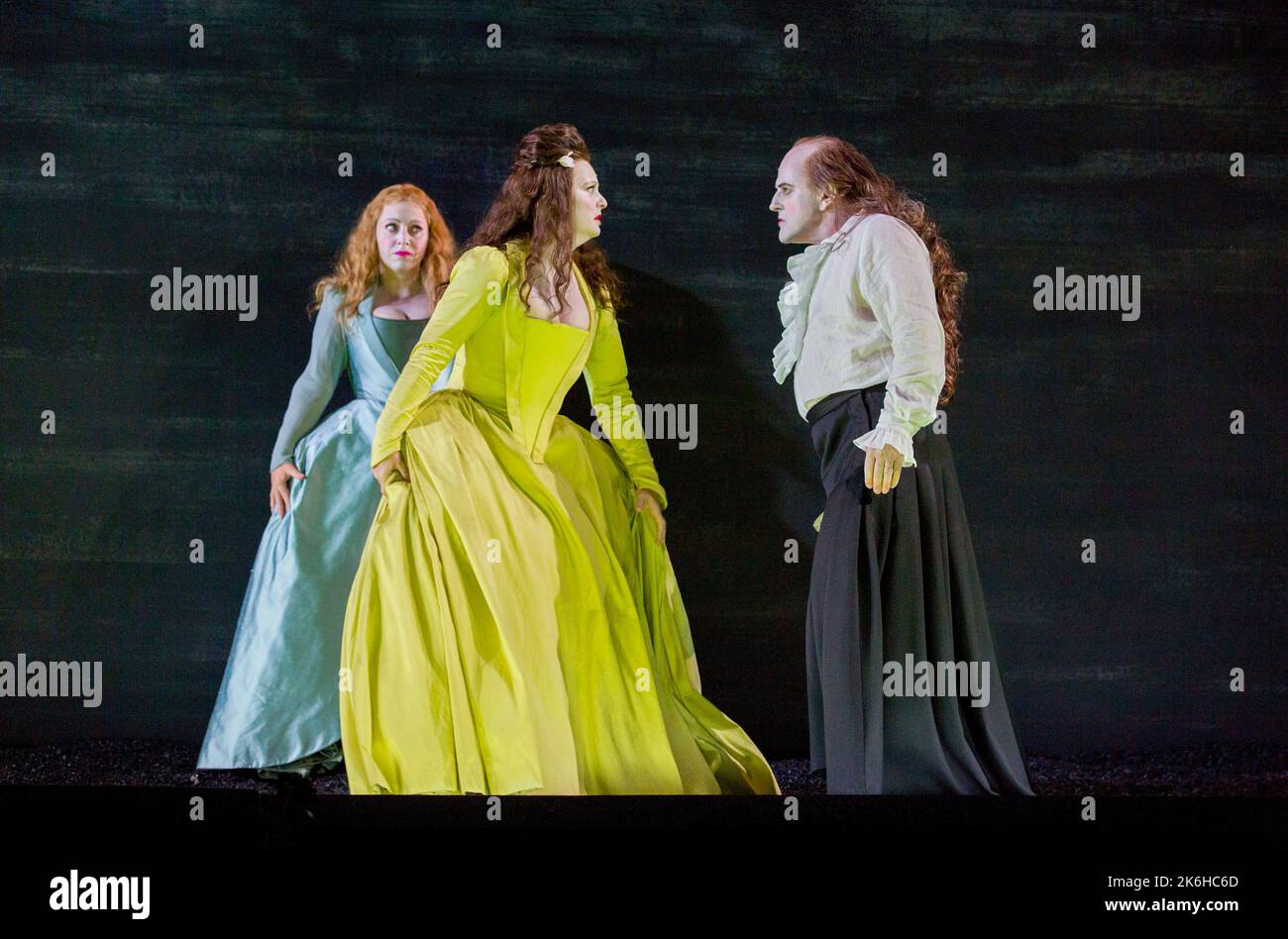 l-r: Sophie Bevan (Michal), Lucy Crowe (Merab), Christopher Purves (Saul) in SAUL an der Glyndebourne Festival Opera, East Sussex, England 23/07/2015 Musik: George Frideric Händel Libretto: Charles Jennens Dirigent: Ivor Bolton Gestaltung: Katrin Lea Tag Beleuchtung: Joachim Klein Choreograph: Otto Pichler Regie: Barrie Kosky Stockfoto