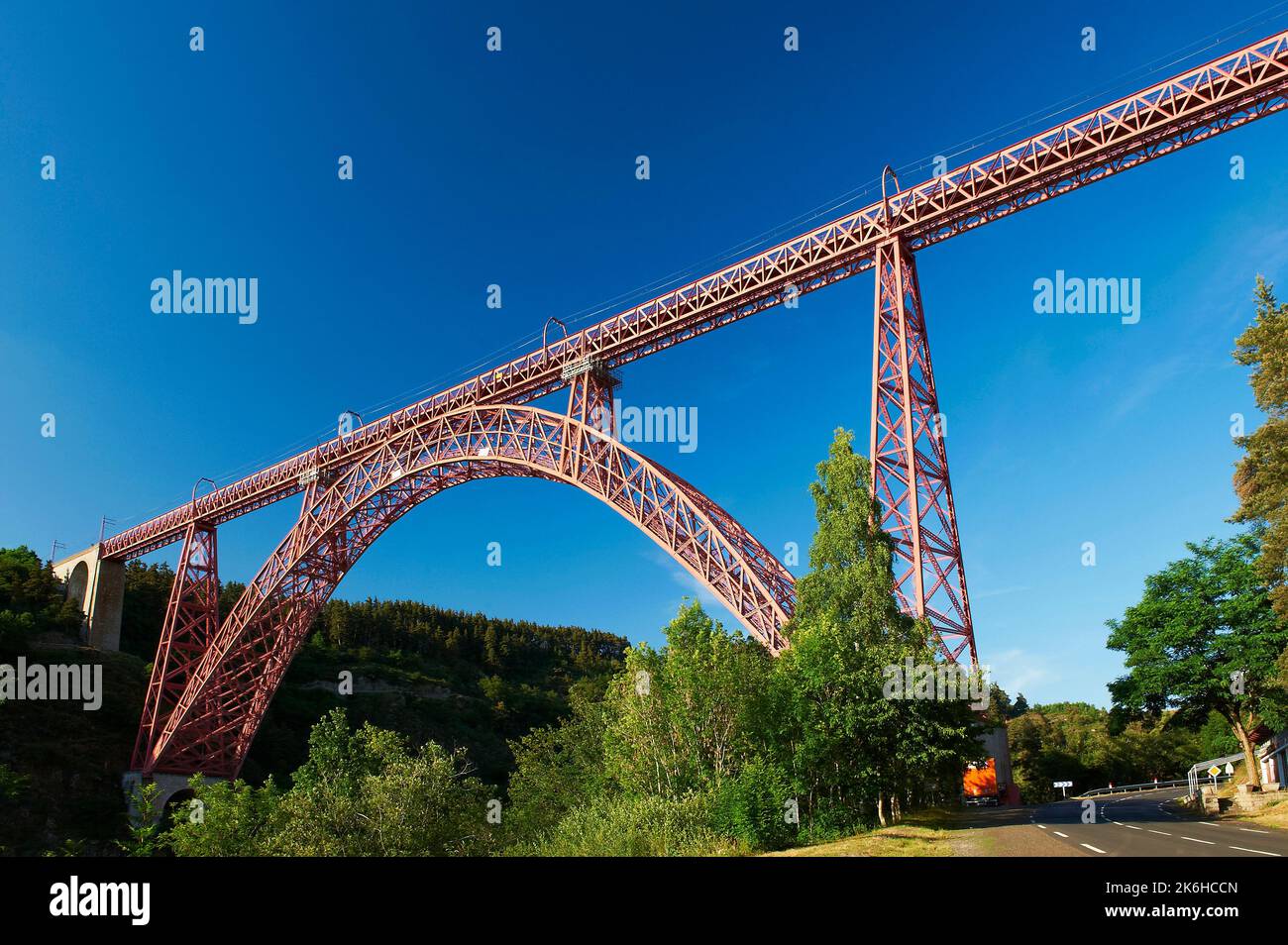 Ruynes en Margeride (Südmittelfrankreich): Das Viadukt von Garabit, das als nationales historisches Wahrzeichen (französisches „Monument historique“) aufgeführt ist, gegenüber der Tru Stockfoto