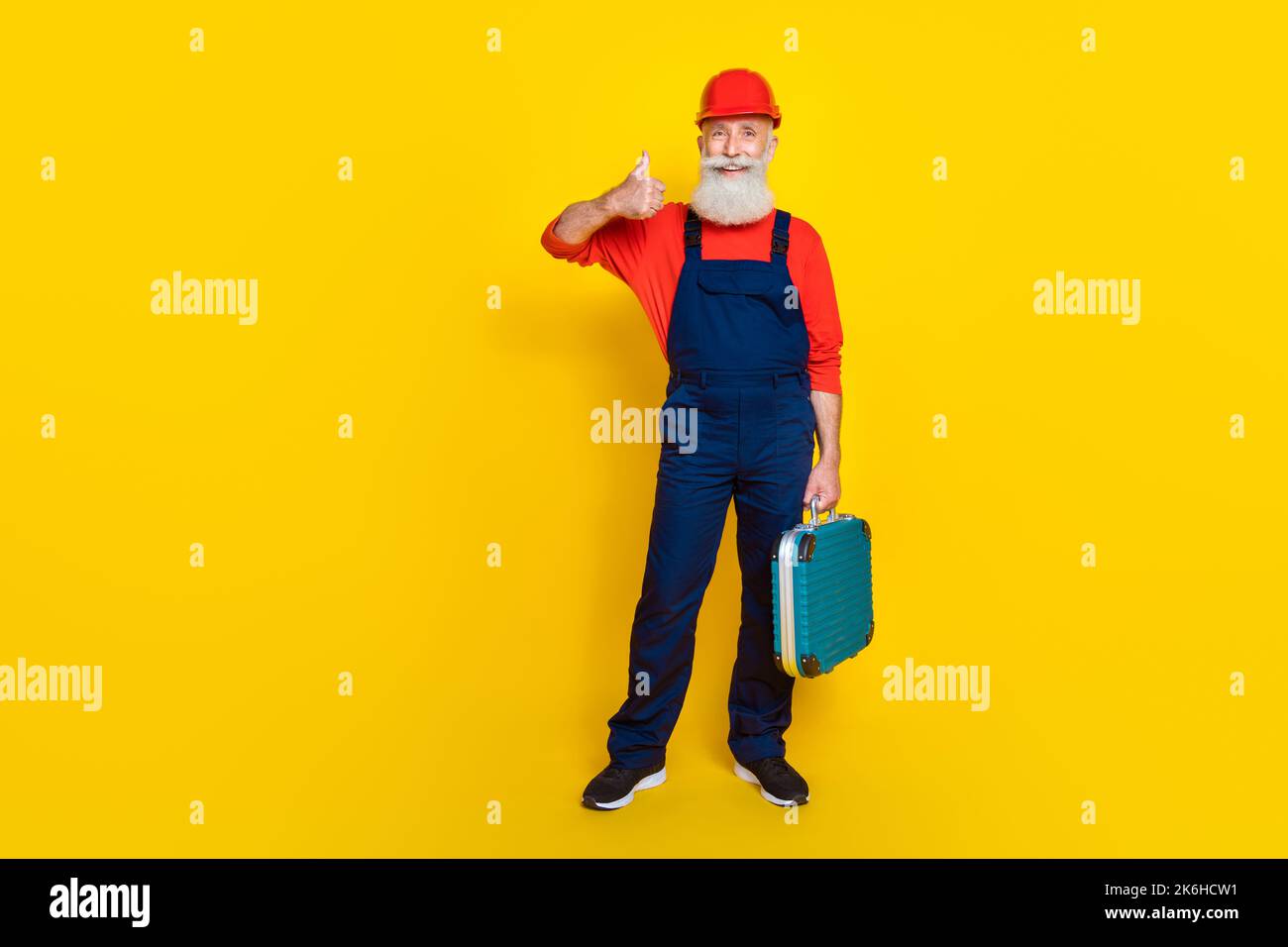 In voller Länge Foto von Rentner Arbeiter Handwerker halten Ausrüstung Box machen Daumen bis Anzeigen isoliert auf glänzendes Farbe Hintergrund Stockfoto