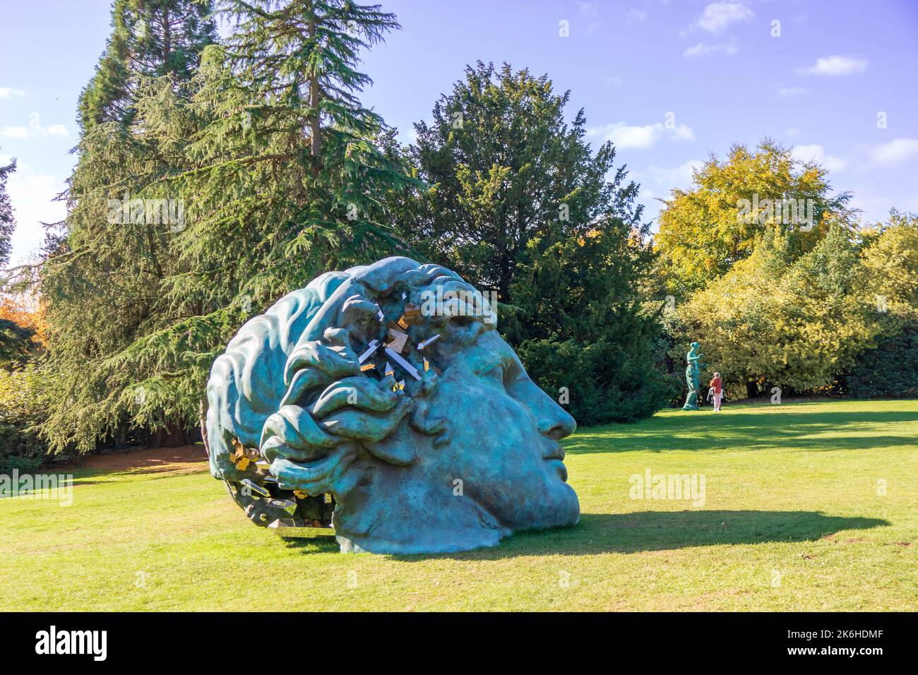 Unearthed Bronze Eroded Melpomene (2021), große Skulptur von Daniel Arsham, ausgestellt in YSP, Wakefield, UK. Stockfoto