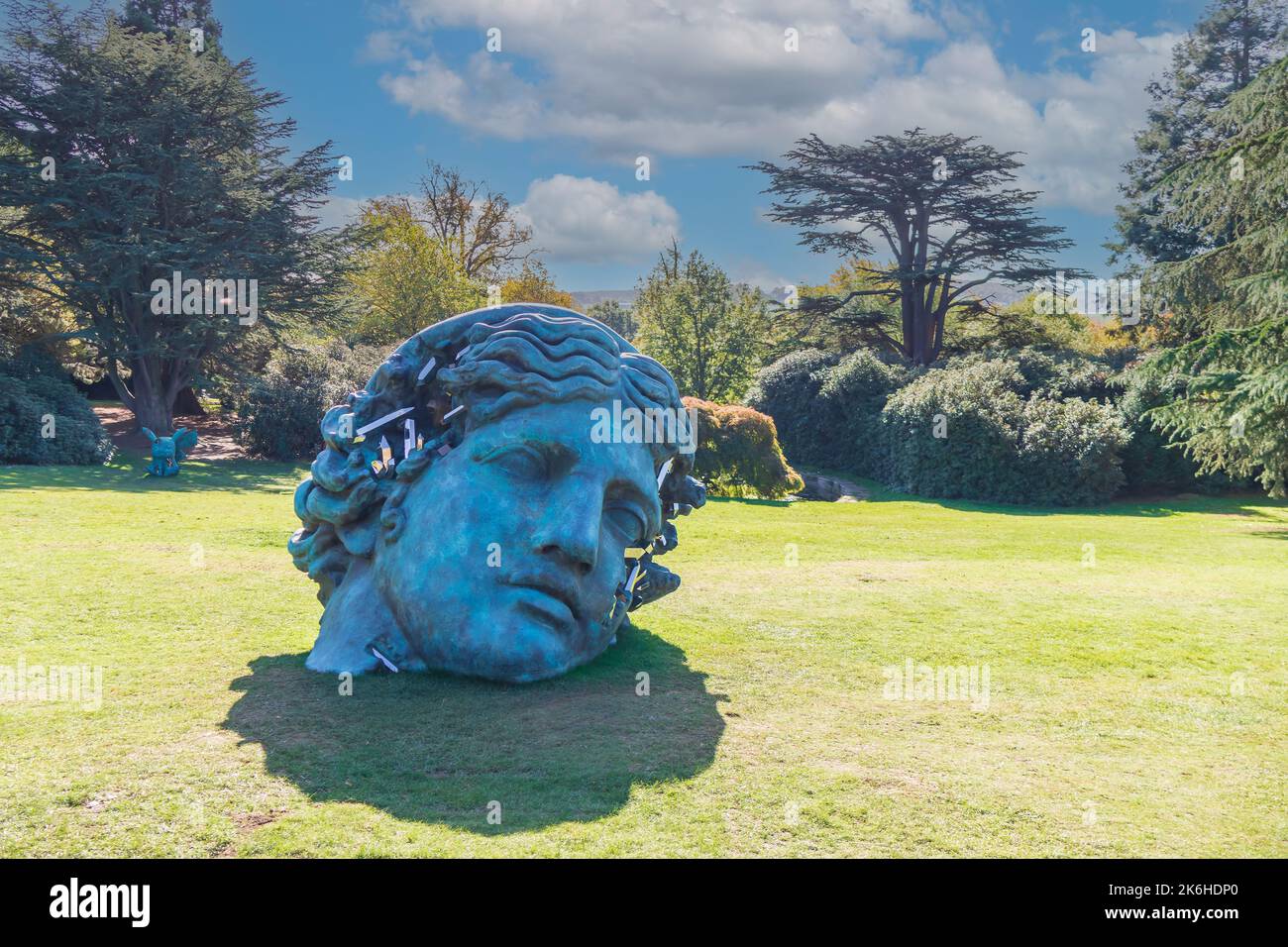 Unearthed Bronze Eroded Melpomene (2021), große Skulptur von Daniel Arsham, ausgestellt in YSP, Wakefield, UK. Stockfoto