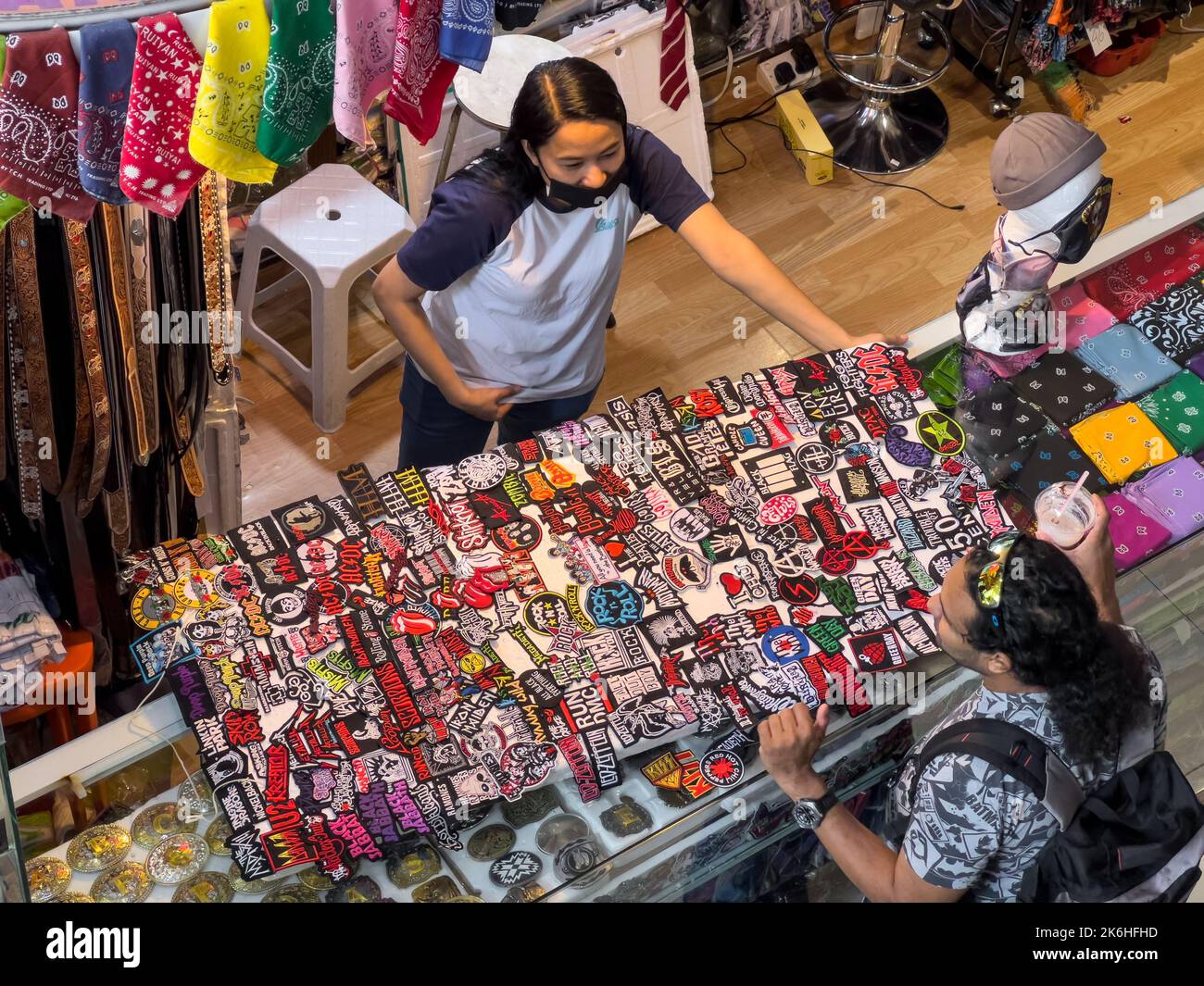 Top-Down-Ansicht eines Shops, in dem benutzerdefinierte Patches an einen interessierten Kunden verkauft werden Stockfoto