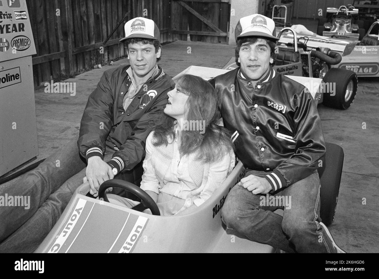 Christopher McDonald, Mary Beth McDonough und Gary Hudson beim 13.. Geburtstag von Jason Bateman beim Malibu Grand Prix in Northridge, Kalifornien, am 17. Januar 1982. Quelle: Ralph Dominguez/MediaPunch Stockfoto