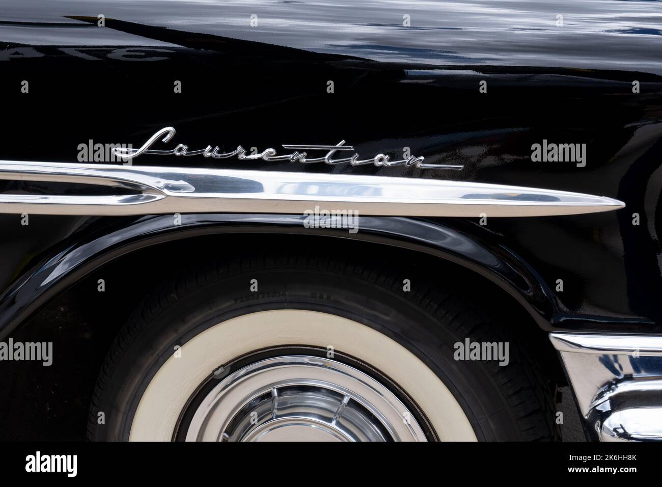 Colorado Springs, CO - 4. Juli 2022: 1957 Pontiac Laurentian Stockfoto