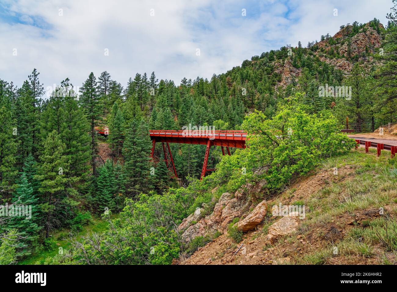 Rot, Stahl, Schotterbrücke genannt Bridge No. 10 oder Adelaide Bridge, gebaut 1894 für die Florence and Cripple Creek Railroad, umgebaut zur Straßenbenutzung i Stockfoto