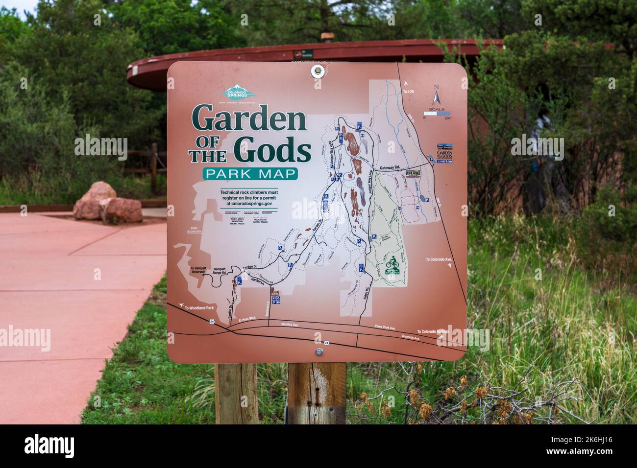Manitou, CO - 5. Juli 2022: Garden of the Gods Park Karte mit asphaltierten und unbefestigten Wegen. Stockfoto