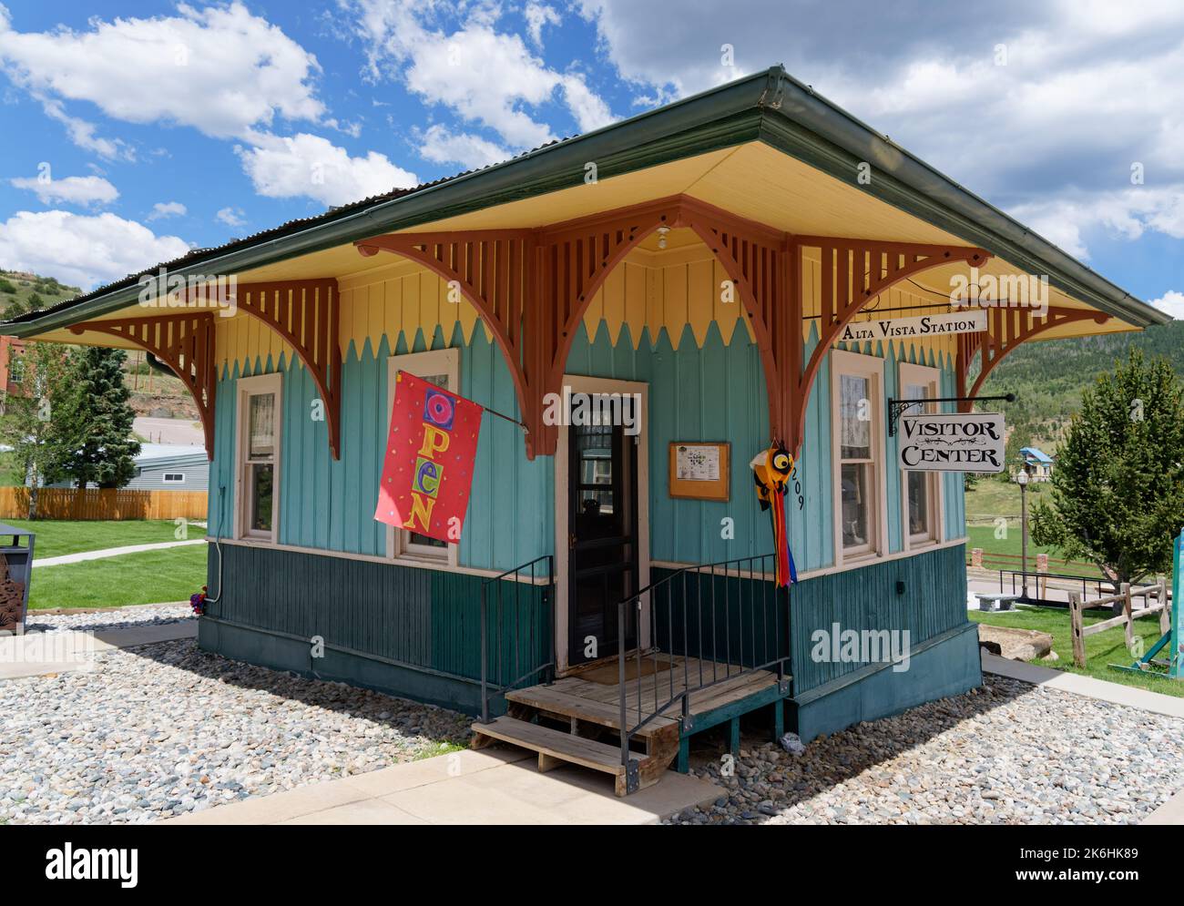 Victor, Colorado - 9. Juli 2022: Besucherzentrum und umgesiedelte Bahnhof Alta Vista, ursprünglich 1893 erbaut Stockfoto