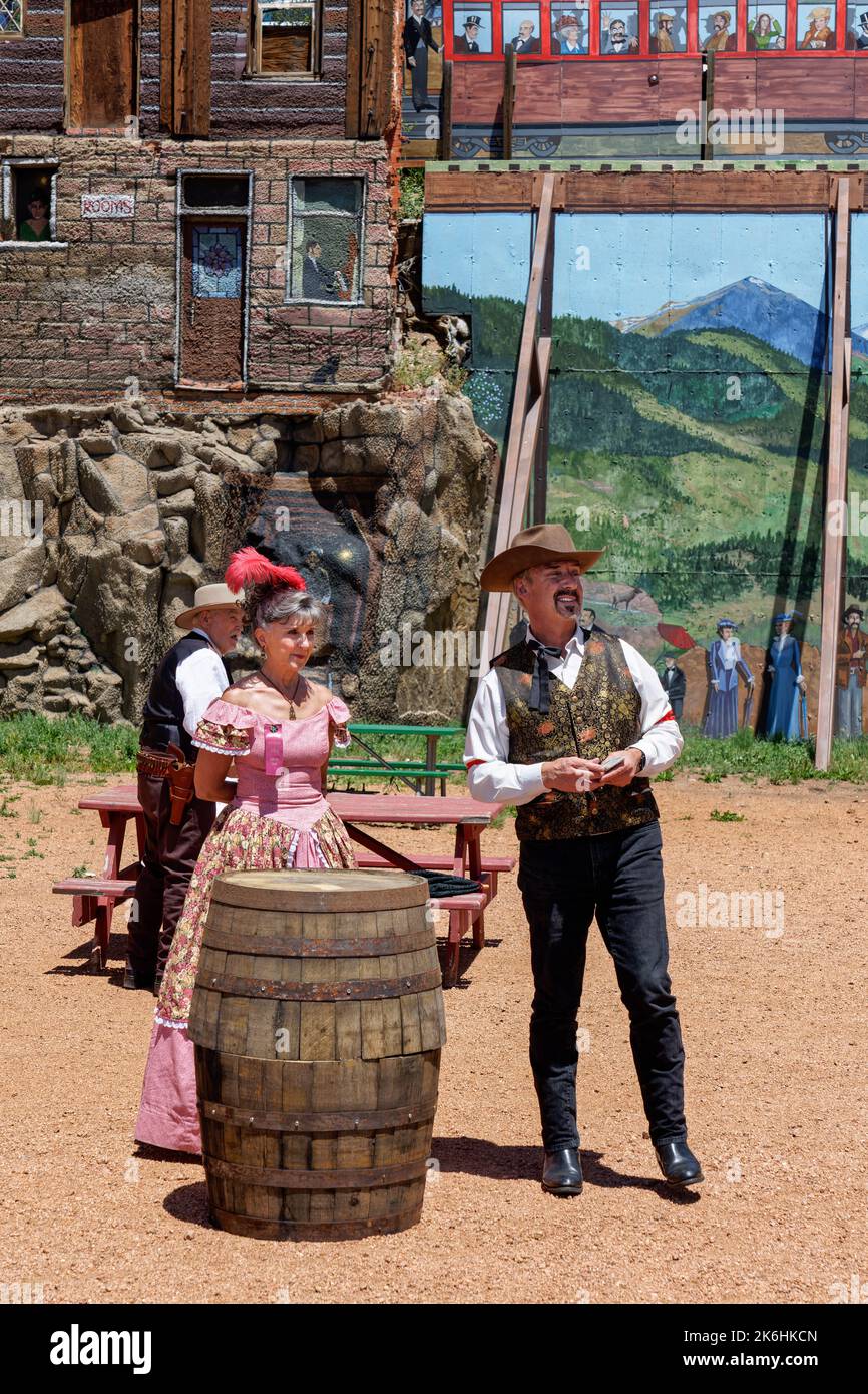 Cripple Creek, CO - 9. Juli 2022: Mitglieder der Victorian Society des Gold Camp in historischen Kostümen für die „Geschichte wird lebendig!“ Präsentation Hel Stockfoto