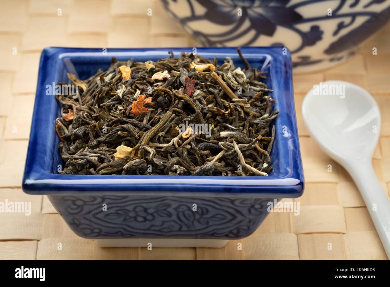 Schale mit getrockneten Chun Hao Jasmin Teeblättern, einem hochwertigen jasmin Tee aus der Provinz Fujian, schließen sich auf den Tisch Stockfoto
