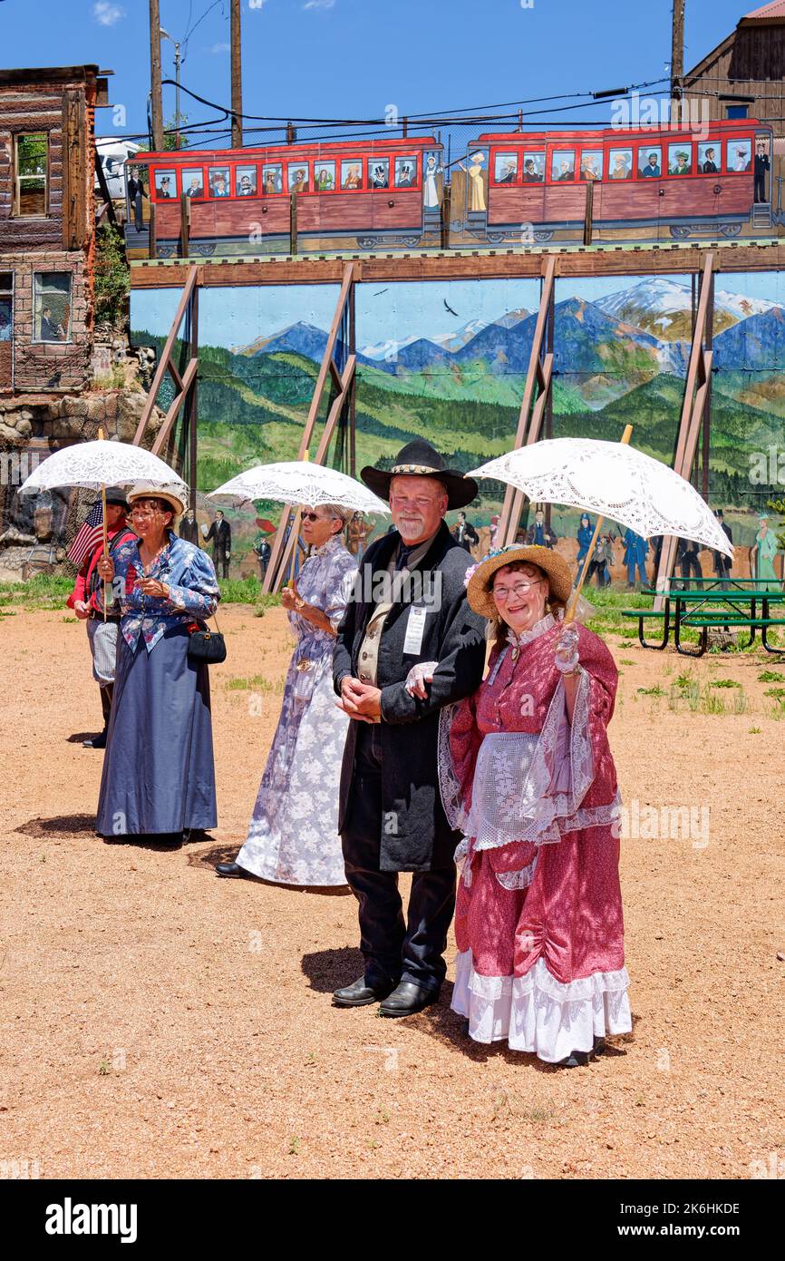 Cripple Creek, CO - 9. Juli 2022: Mitglieder der Victorian Society des Gold Camp in historischen Kostümen für die „Geschichte wird lebendig!“ Präsentation Hel Stockfoto