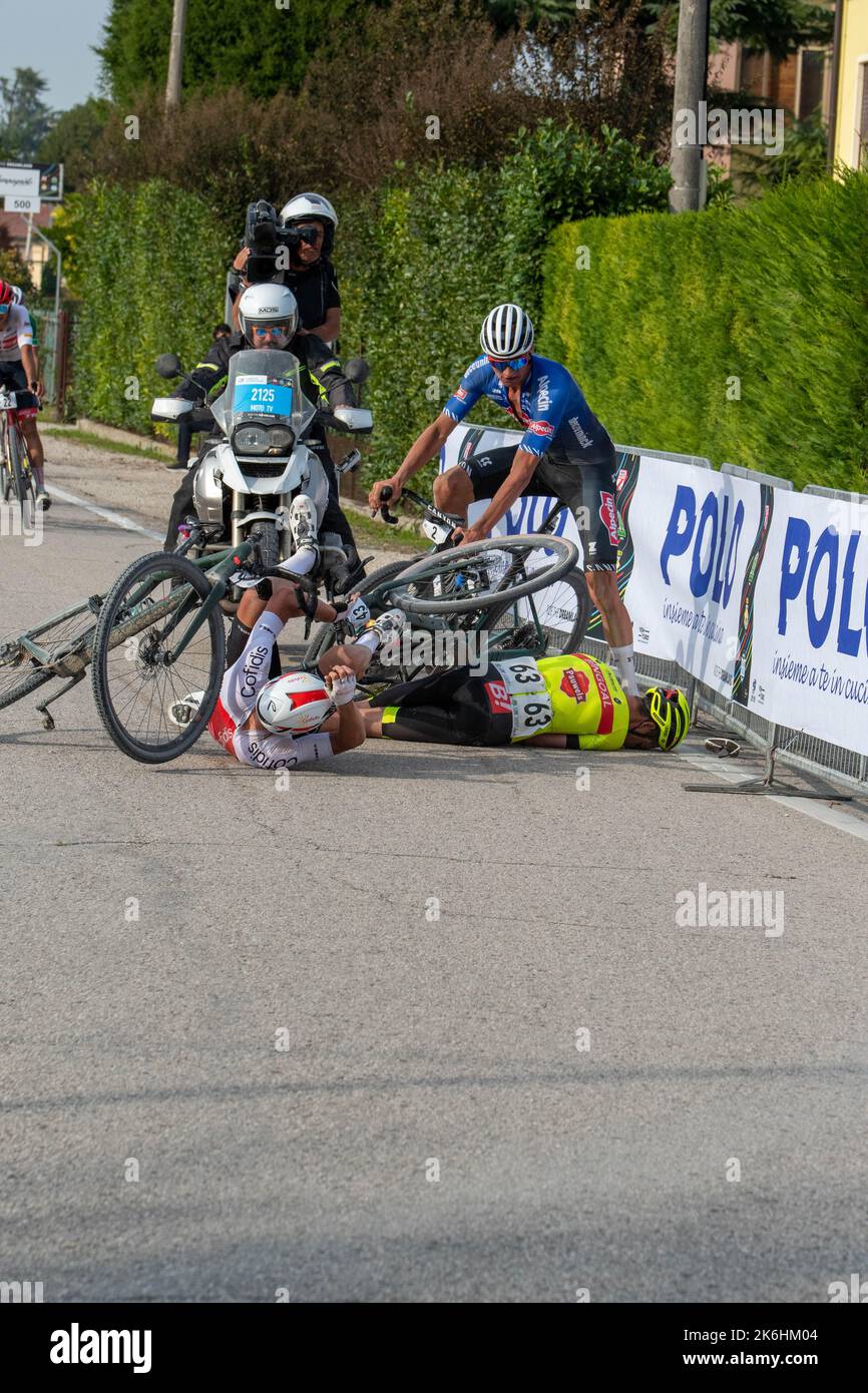 Piazzola sul Brenta, Italien, 14. Oktober 2022 Mathieu Van der Poel fallsCredit: Cyclingshootings / Alamy Live News Stockfoto