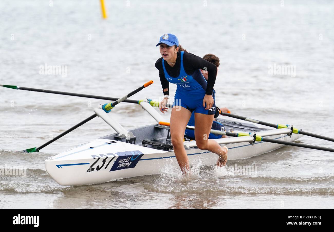 Italiens gemischtes Doppel-Team startet am ersten Tag des World Rowing Beach Sprint Finals in Saundersfoot Beach, Pembrokeshire, den Sprint ins Ziel. Bilddatum: Freitag, 14. Oktober 2022. Stockfoto