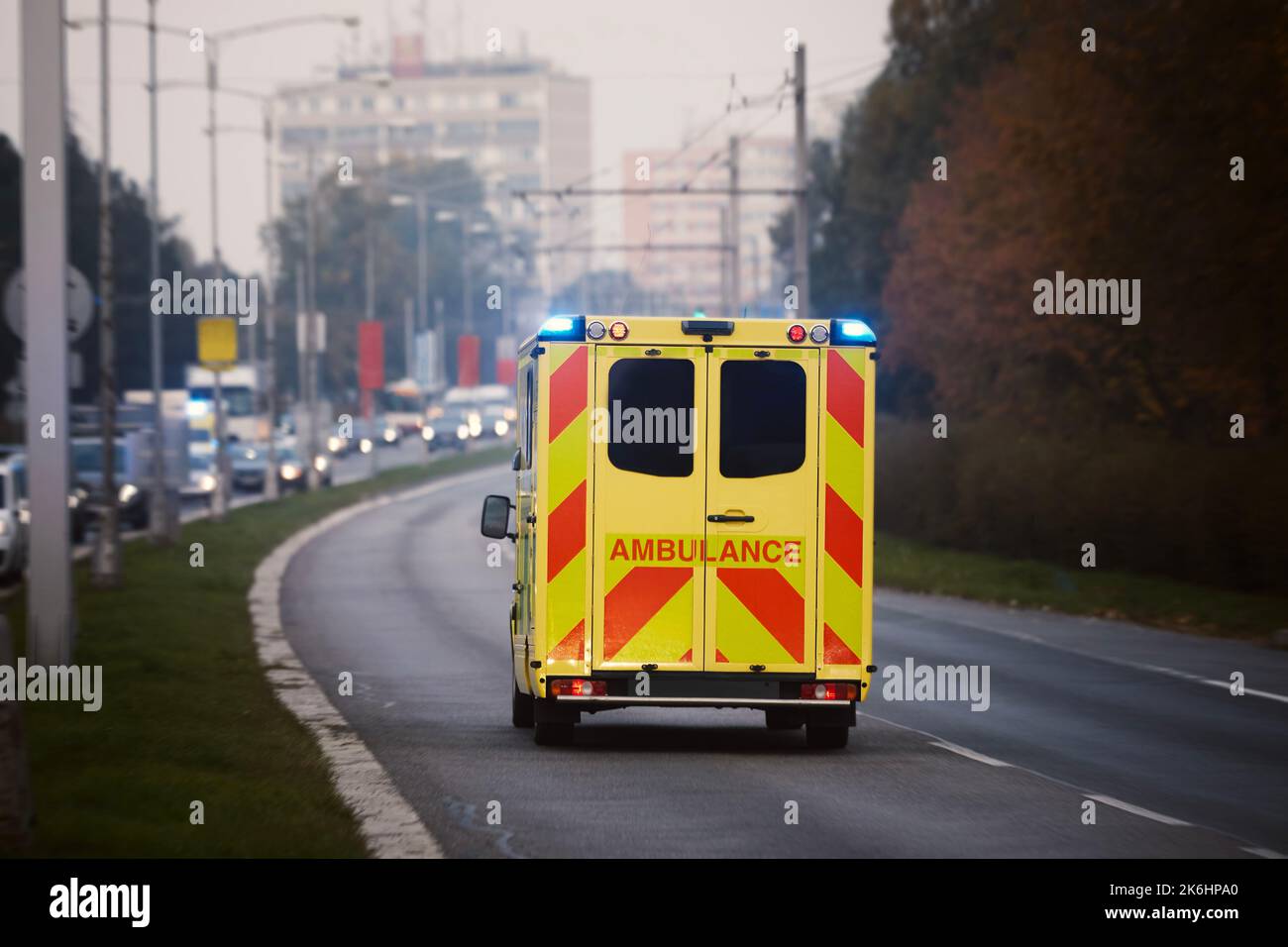 Ambulanzwagen des medizinischen Notdienstes auf der Stadtstraße. Themen Rettung, Dringlichkeit und Gesundheitsversorgung. Stockfoto