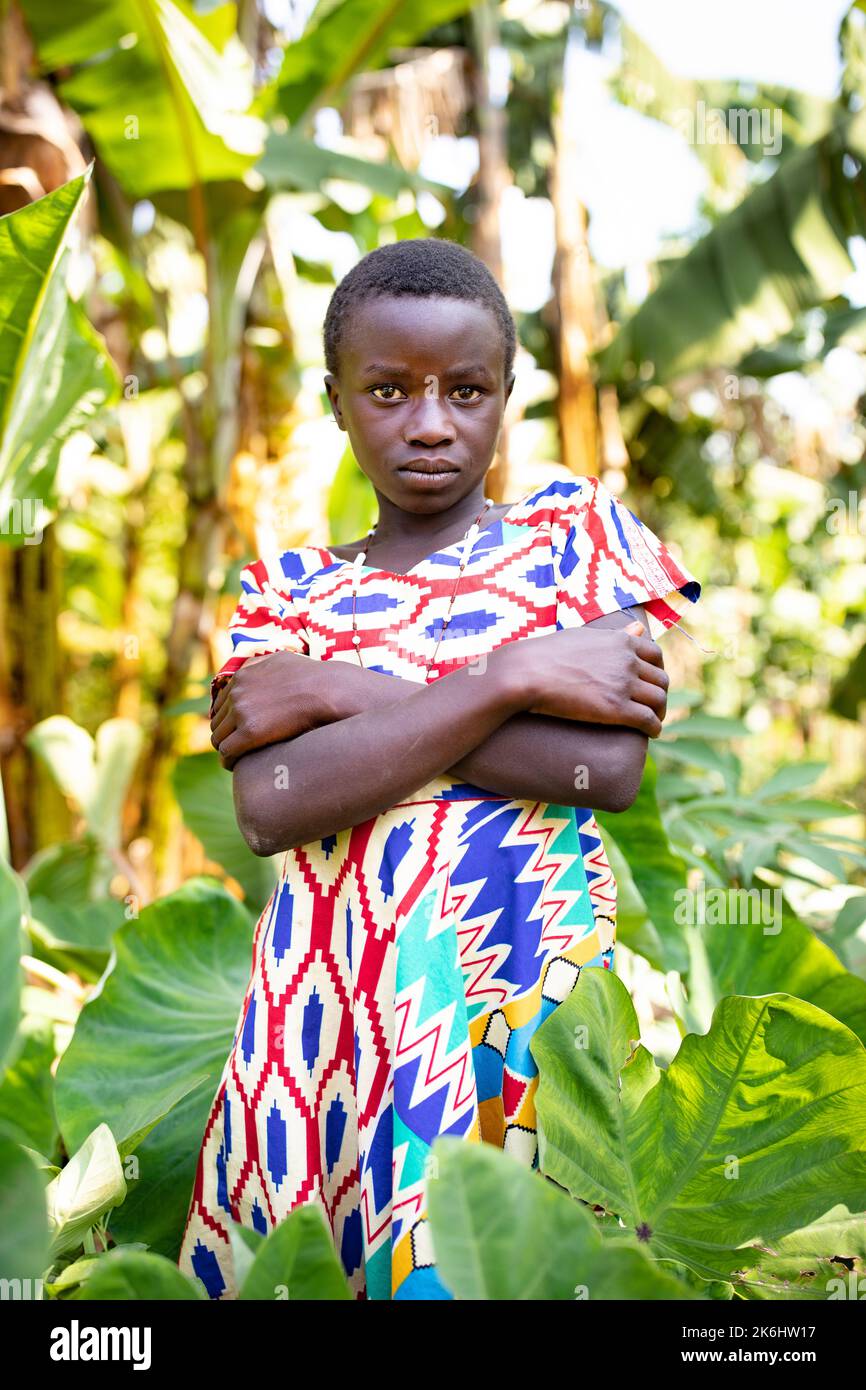 Mädchen in einem schönen afrikanischen Stoffkleid in Uganda, Ostafrika. Stockfoto