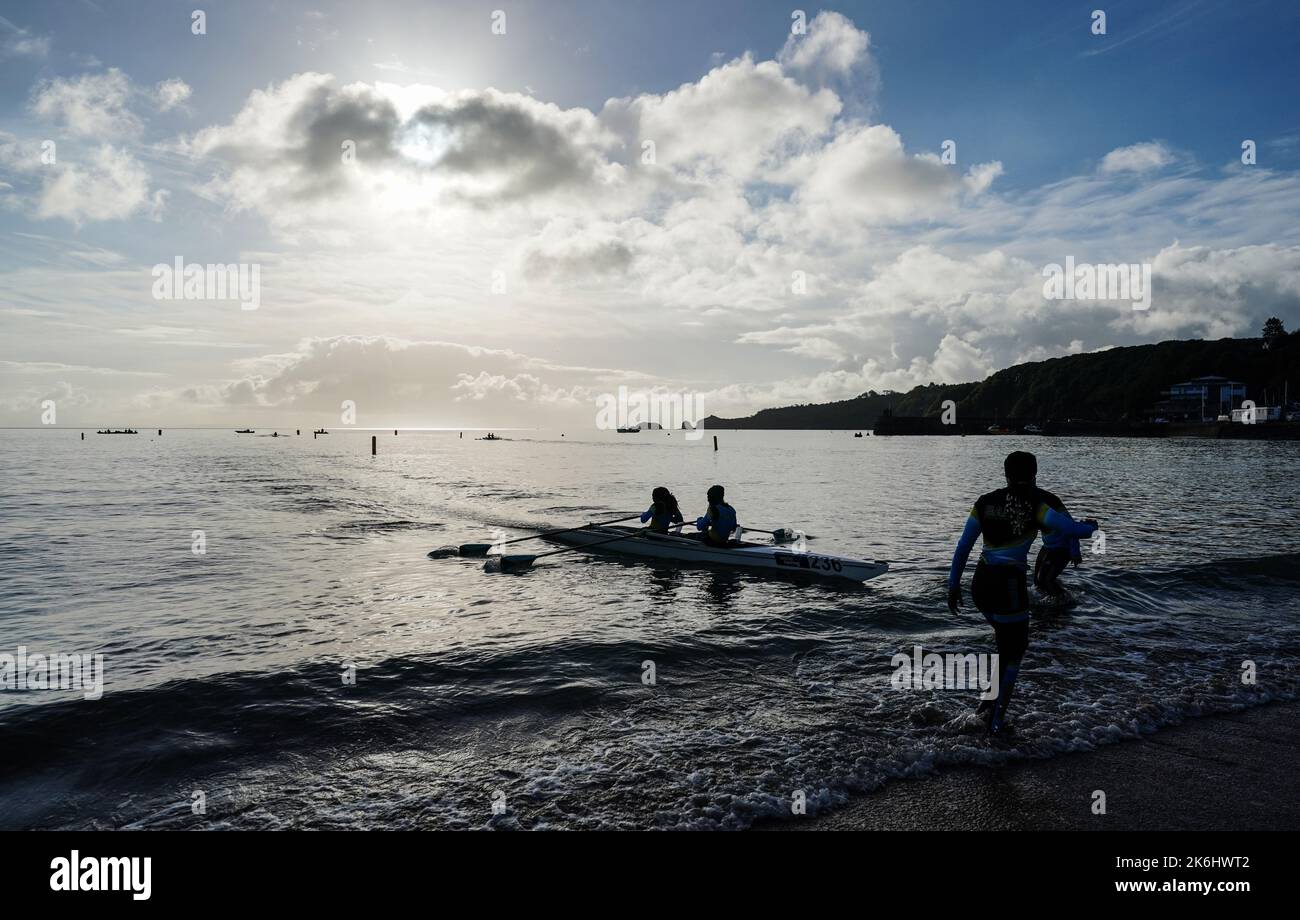 Das gemischte Team der Bahamas nähert sich am ersten Tag des World Rowing Beach Sprint Finals am Saundersfoot Beach, Pembrokeshire, dem Ziel. Bilddatum: Freitag, 14. Oktober 2022. Stockfoto