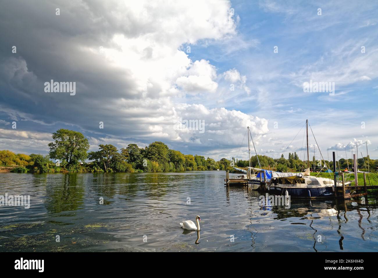 Dramatische Wolkenbildung über der Themse bei Shepperton an einem Herbsttag, Surrey England Stockfoto