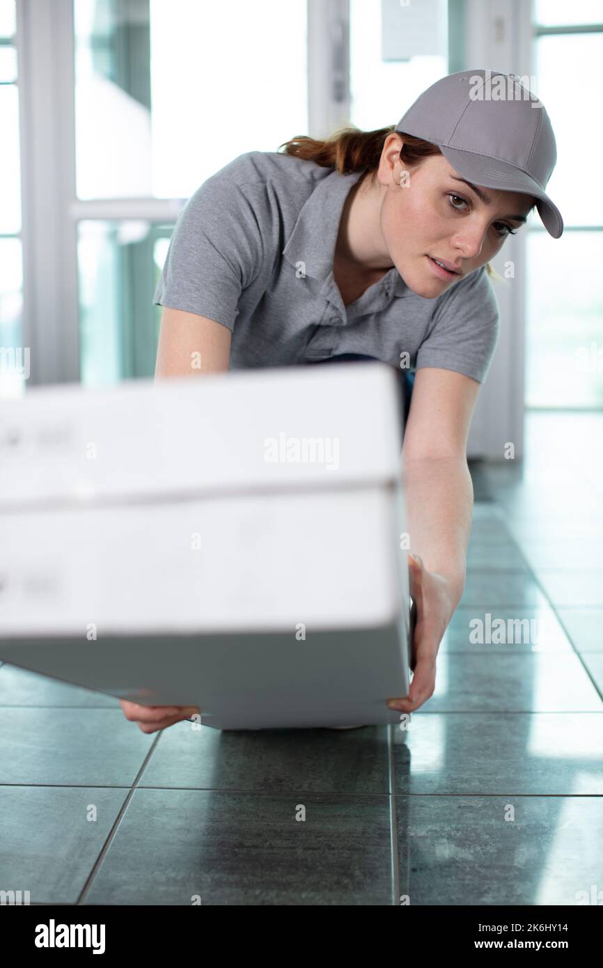 Eine Frau, die schwere Kisten trägt Stockfoto