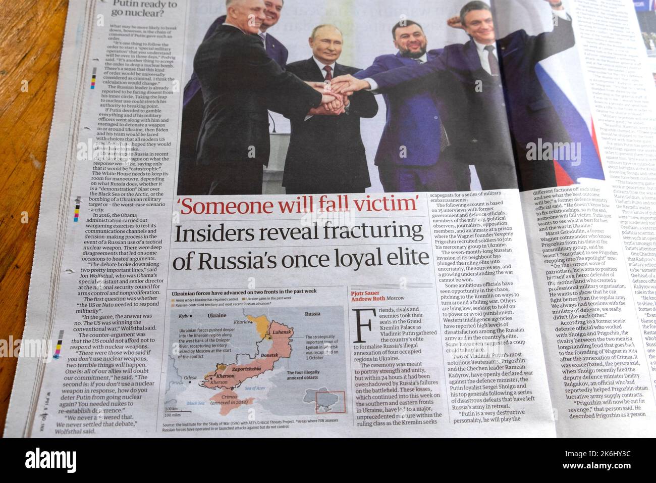 „Insider enthüllen Brüche der einst loyalen Elite Russlands“, titelt die Zeitung Guardian Präsident Wladimir Putin Russland Artikel 8. Oktober 2022 London Großbritannien Stockfoto