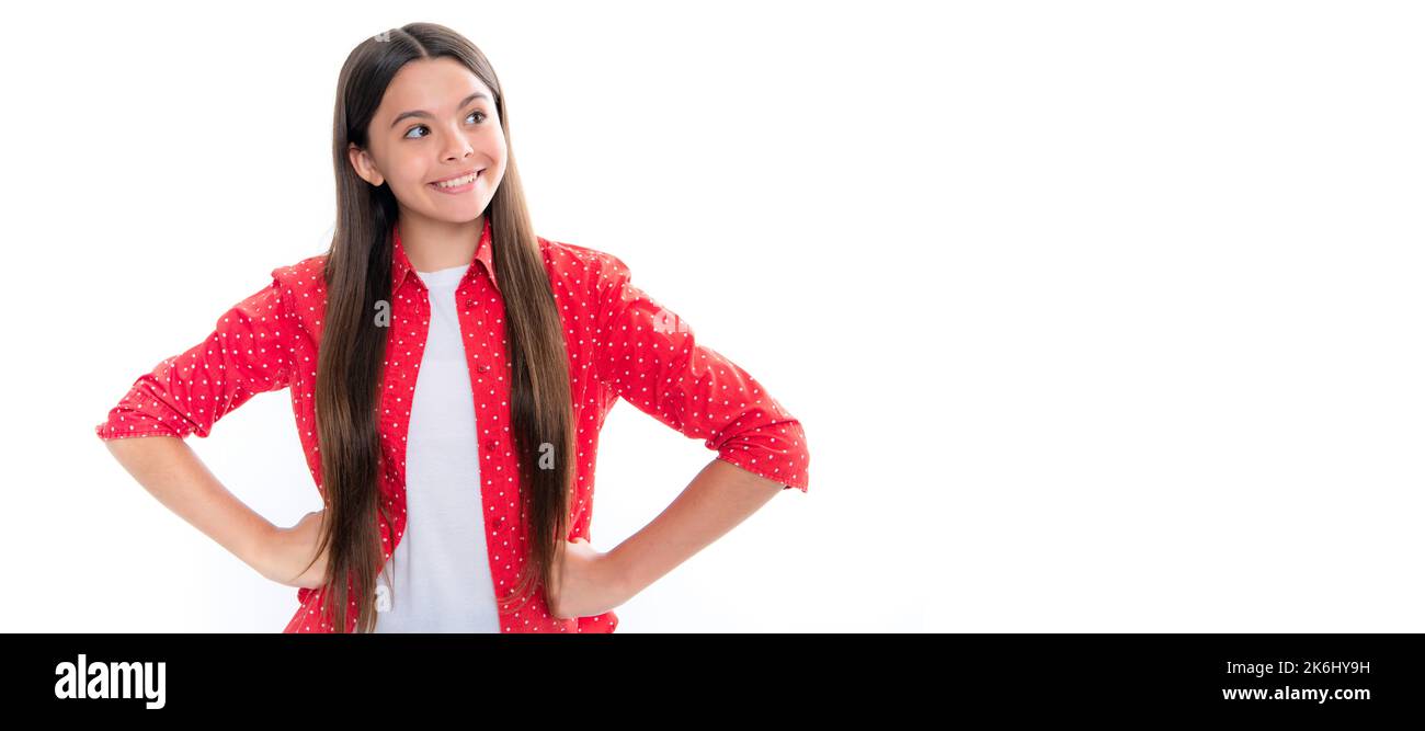 Porträt von glücklich lächelnd Teenager-Kind Mädchen. Hübsches Teenager-Mädchen im weißen Studio-Hintergrund. Kinderportrait. Kindergesicht, horizontales Poster Stockfoto