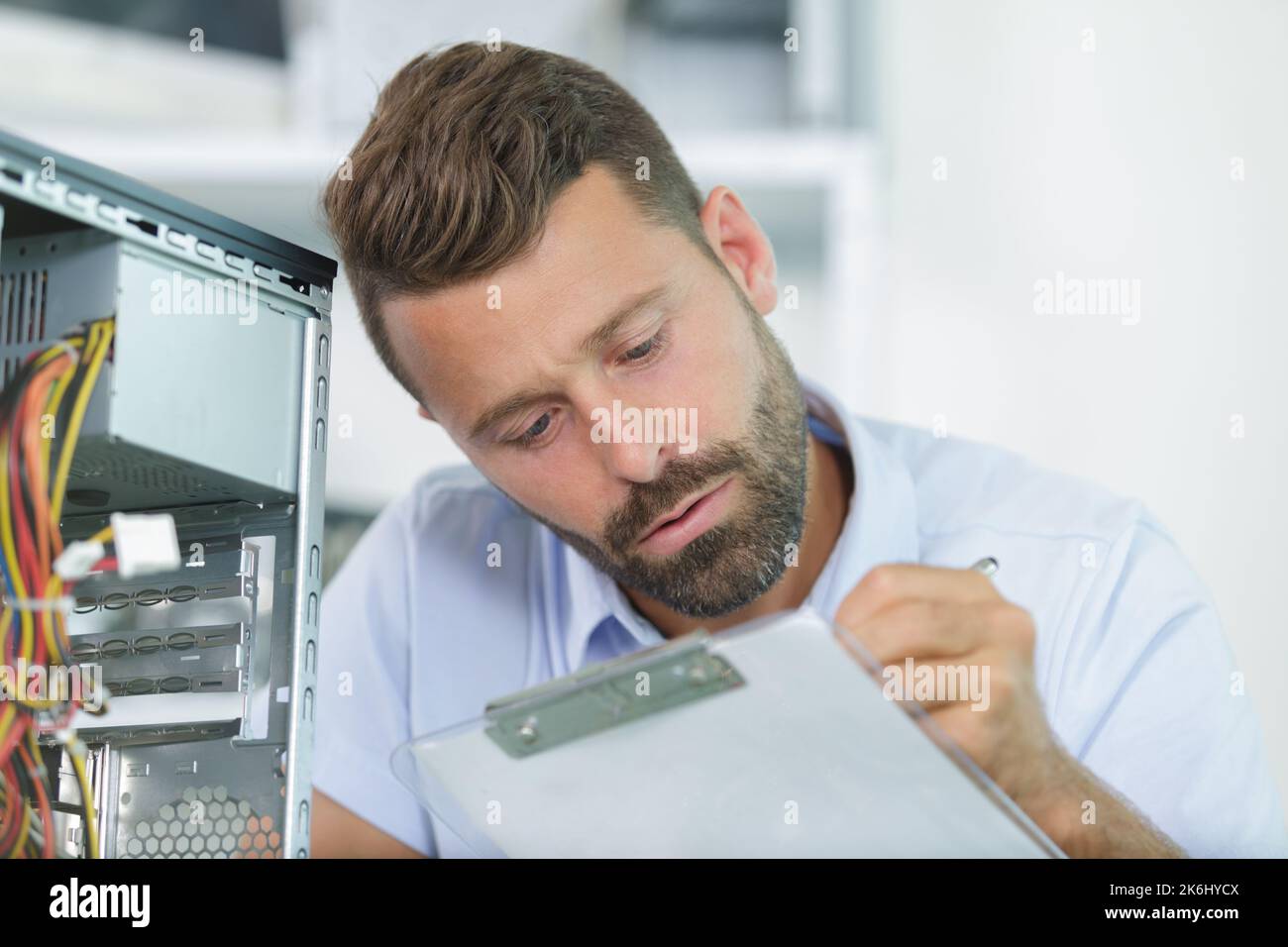 Ein professioneller Computer-Service Clipboard Schreiben Stockfoto