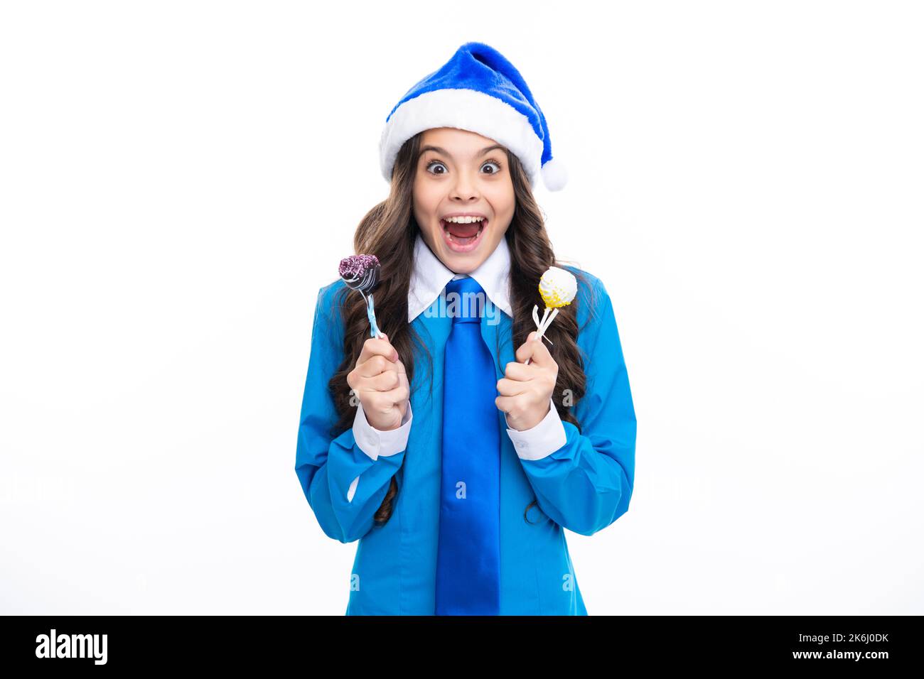 Aufgeregtes Gesicht. Lustige Kind Mädchen auf weihnachten Neujahr halten weihnachtsbonbons Lollipop in weiß isoliert. Teenager im weihnachtshut. Erstaunlicher Ausdruck, jubeln Stockfoto