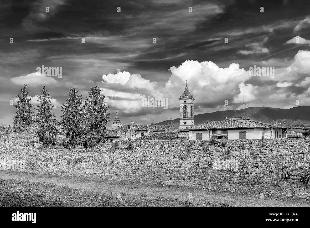 Ein Blick auf das historische Zentrum von Figline Valdarno, Florenz, Italien, von den alten Umfassungsmauern aus gesehen, in Schwarz und Weiß Stockfoto