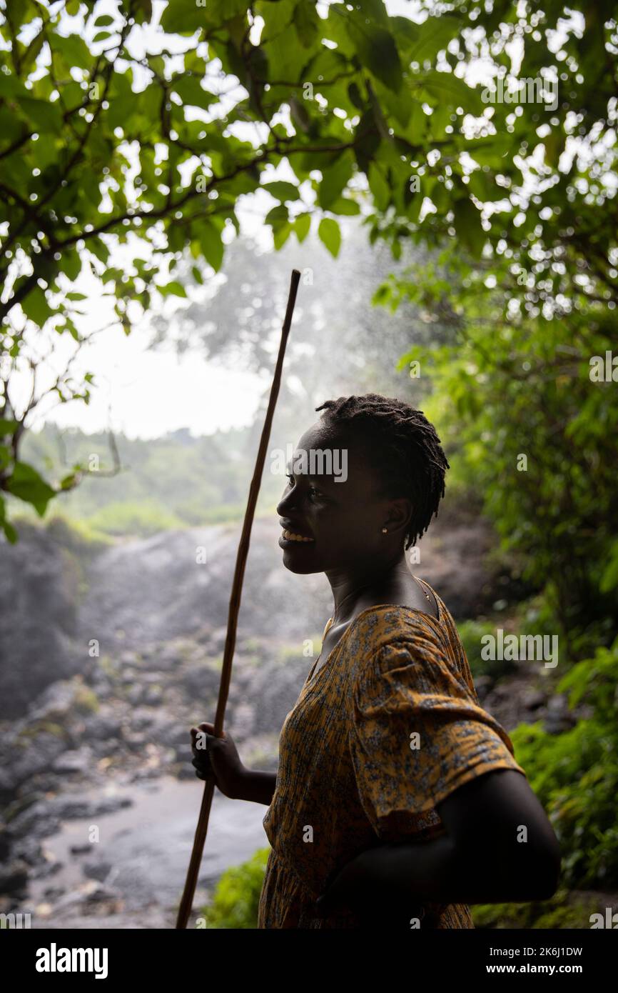 Wanderer, der an den Sipi Falls auf dem Mount Elgon, Uganda, Ostafrika, steht Stockfoto