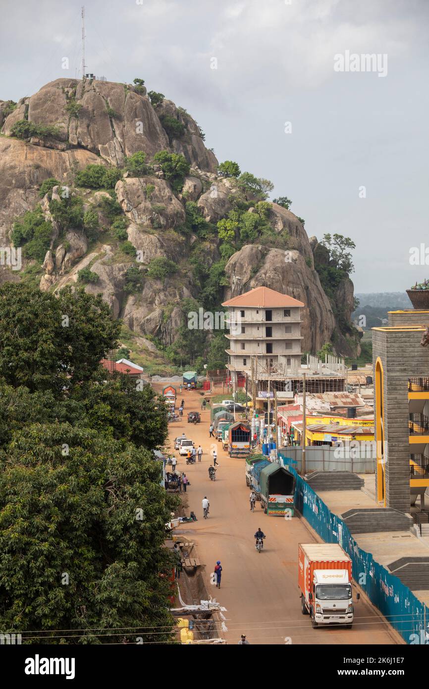 Die Stadt Soroti, Uganda, wird von einem großen vulkanischen Plug dominiert, der über seinen belebten Straßen aufsteigt. Uganda, Ostafrika Stockfoto