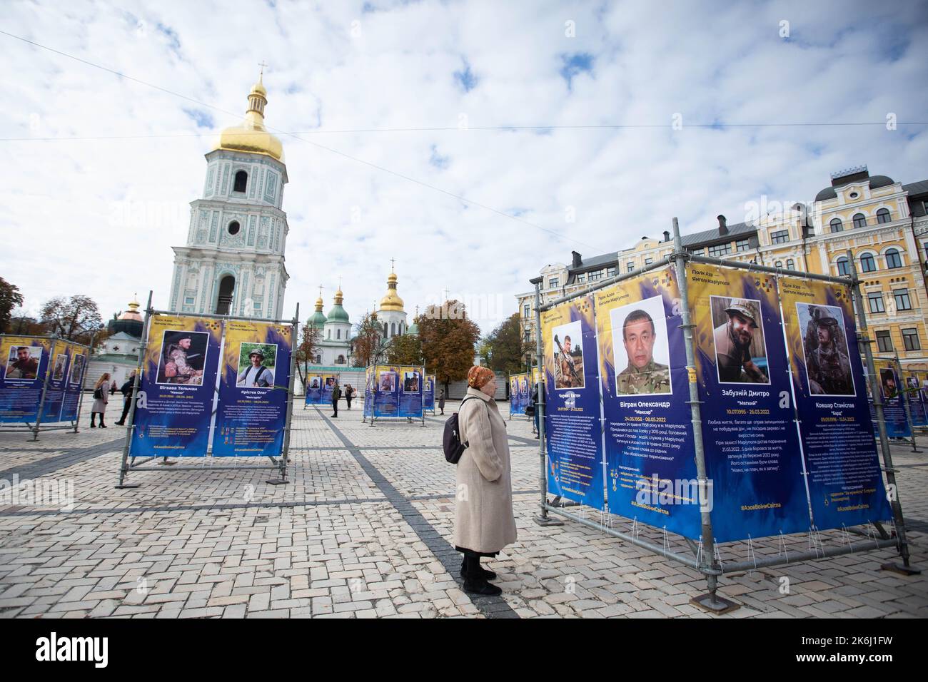 Eine Frau besucht die Straßenausstellung „Asow-Regiment - Engel von Mariupol“, die den Verteidigern der Einheit „Asow“ der Nationalgarde der Ukraine gewidmet ist, die bei der Verteidigung von Mariupol vor den russischen Invasoren in Kiew ums Leben gekommen ist. Russische Truppen sind am 24. Februar 2022 in die Ukraine eingedrungen und haben einen Konflikt ausgelöst, der Zerstörung und eine humanitäre Krise provoziert hat. (Foto von Oleksii Chumachenko / SOPA Images/Sipa USA) Stockfoto