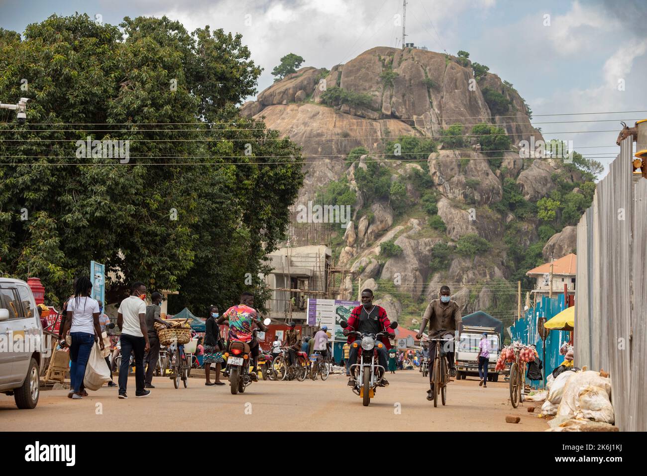 Die Stadt Soroti, Uganda, wird von einem großen vulkanischen Plug dominiert, der über seinen belebten Straßen aufsteigt. Uganda, Ostafrika Stockfoto