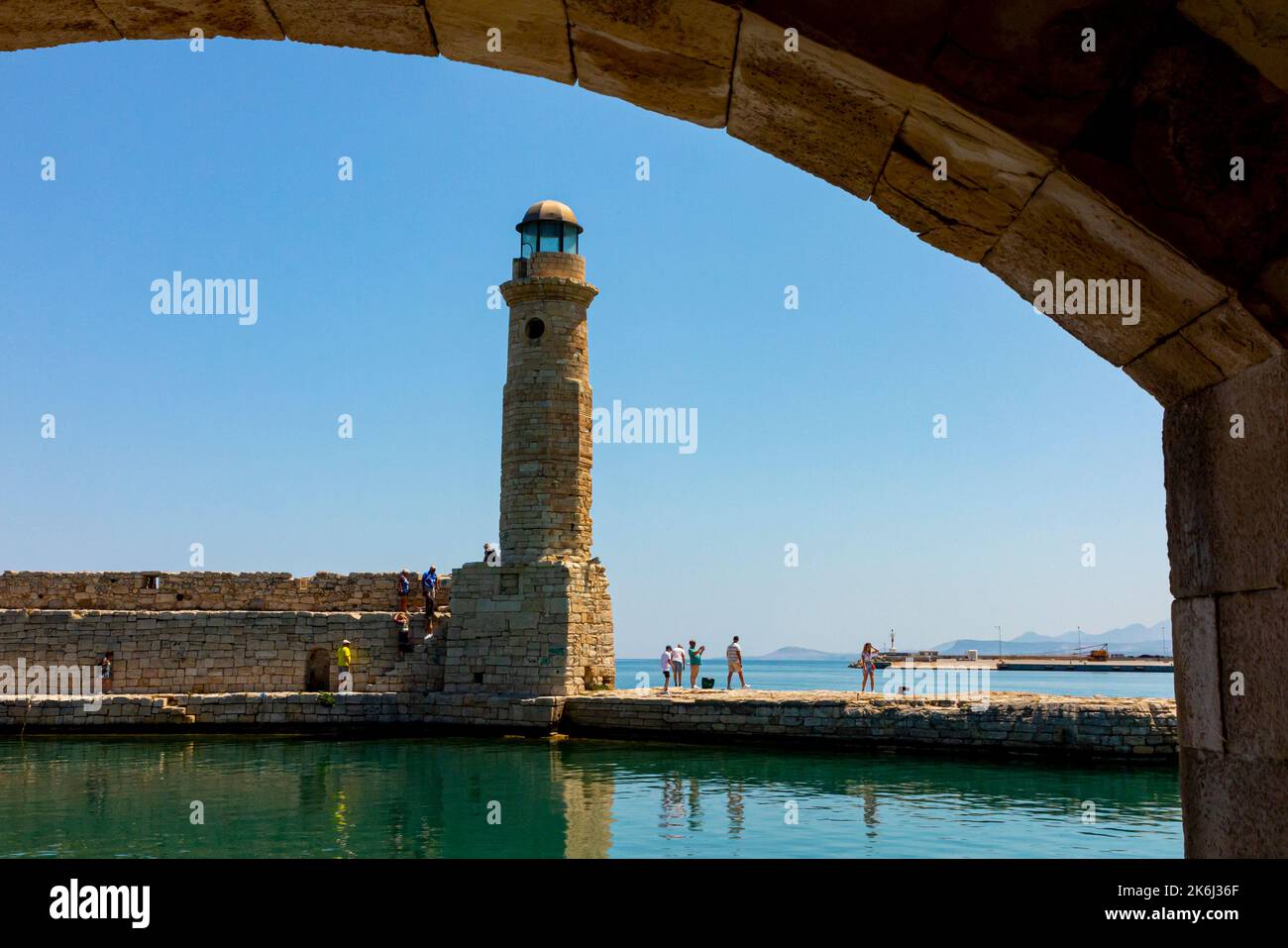 Der Leuchtturm im alten Hafen von Rethymno oder Rethymnon, einem Ferienort an der Küste Nordkretas in Griechenland. Stockfoto