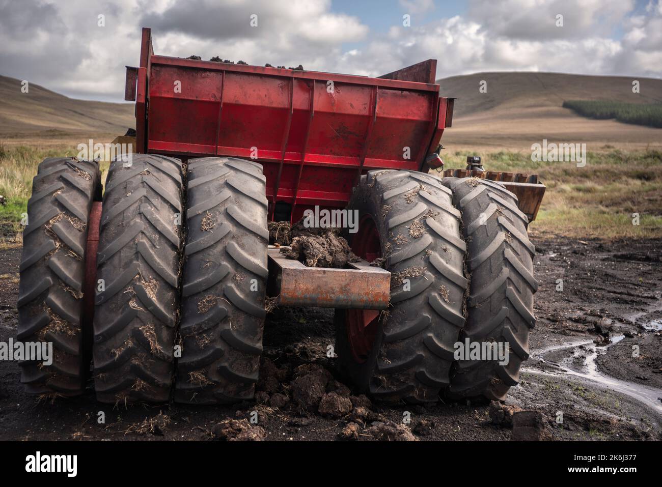 Rasenschneidemaschinen auf einem irischen Moor. Stockfoto