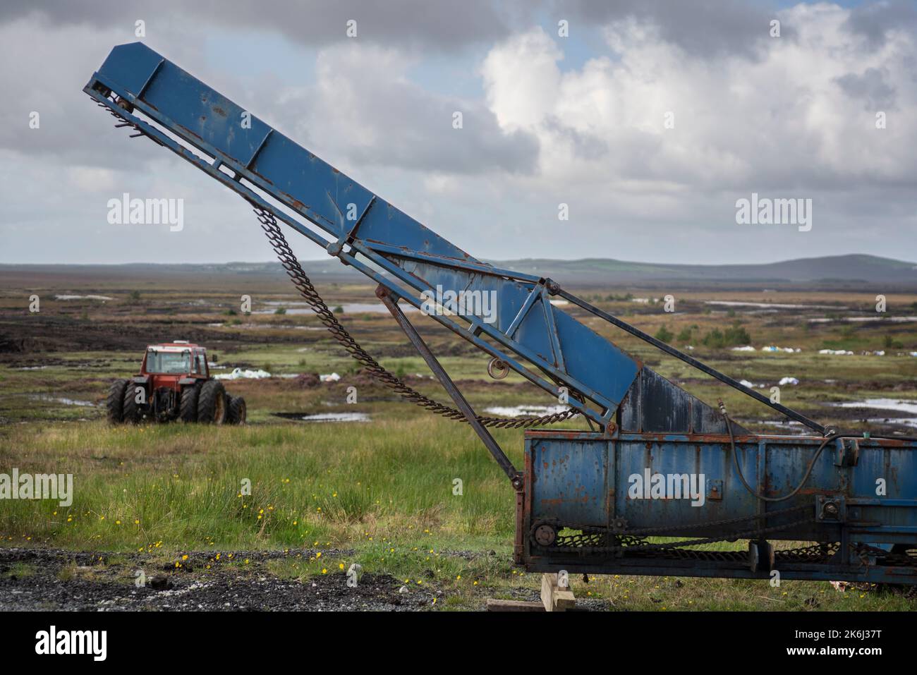 Rasenschneidemaschinen auf einem irischen Moor. Stockfoto