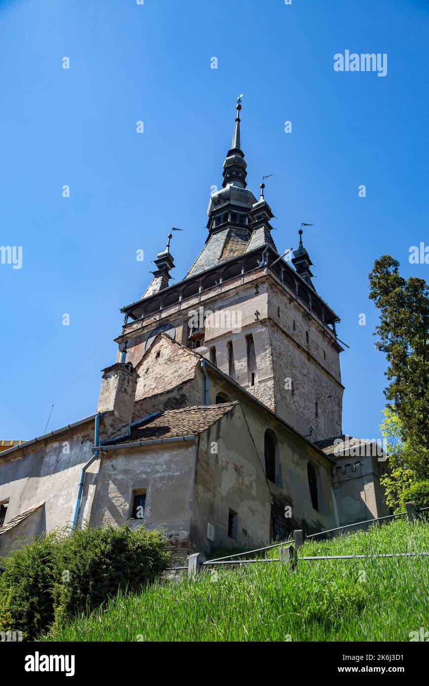 SIGHISOARA, MURES, RUMÄNIEN - 09. MAI 2021: Blick auf den Uhrenturm der Zitadelle von Sighisoara, Siebenbürgen. Stockfoto